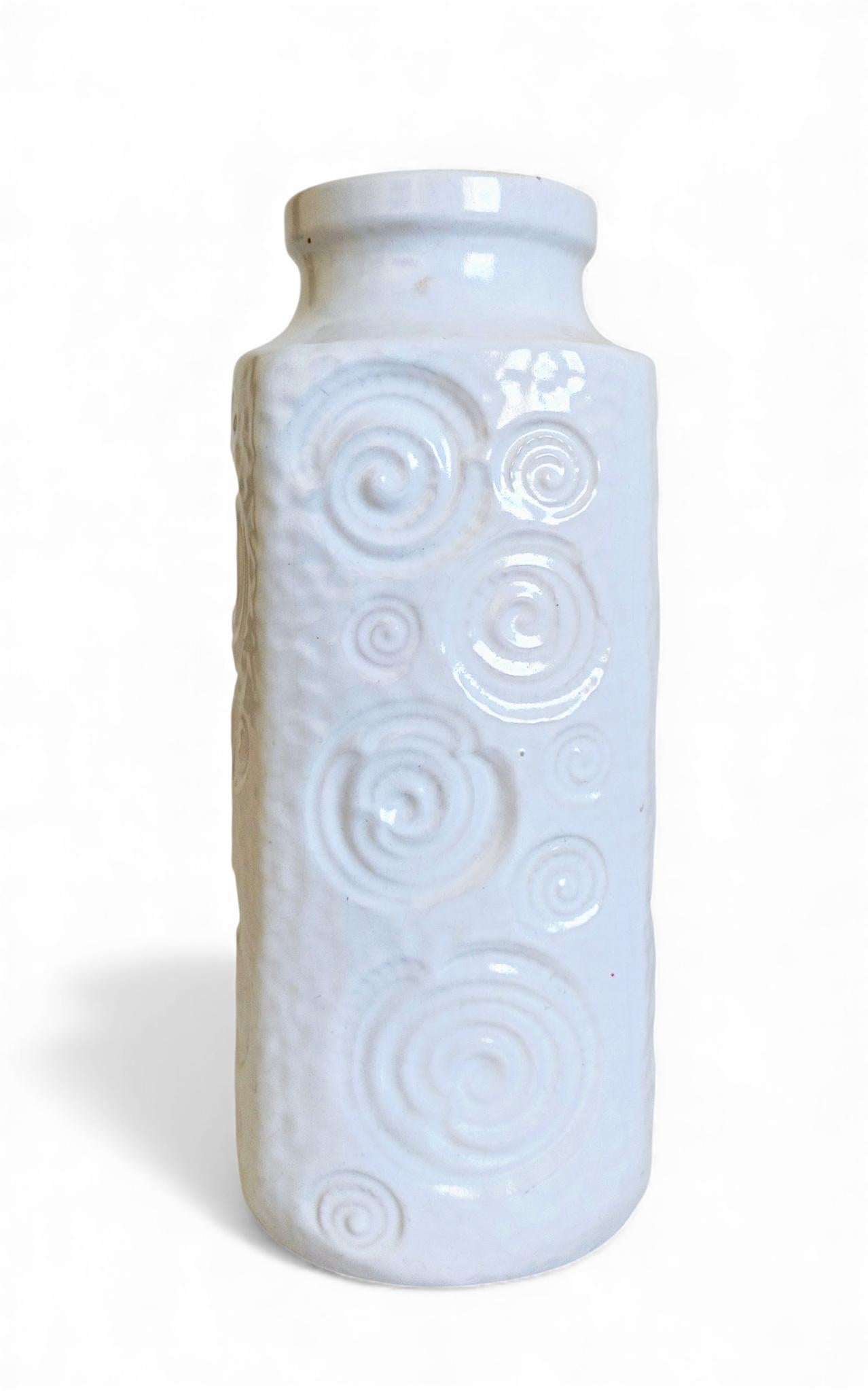 Vase à glaçure blanche en céramique de l'Allemagne de l'Ouest du milieu du siècle dernier par Scheurich, années 1960 en vente 3
