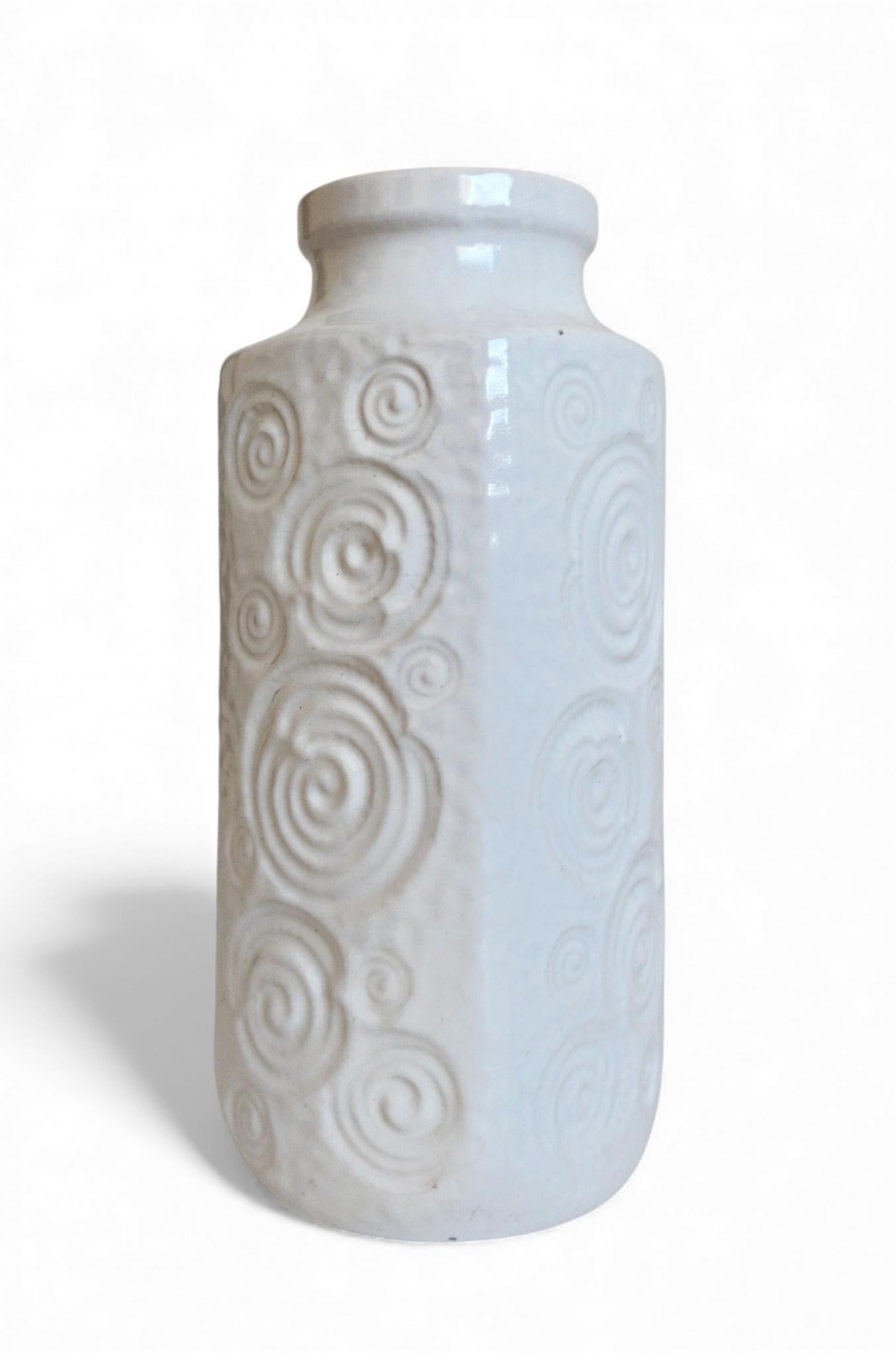 Allemand Vase à glaçure blanche en céramique de l'Allemagne de l'Ouest du milieu du siècle dernier par Scheurich, années 1960 en vente