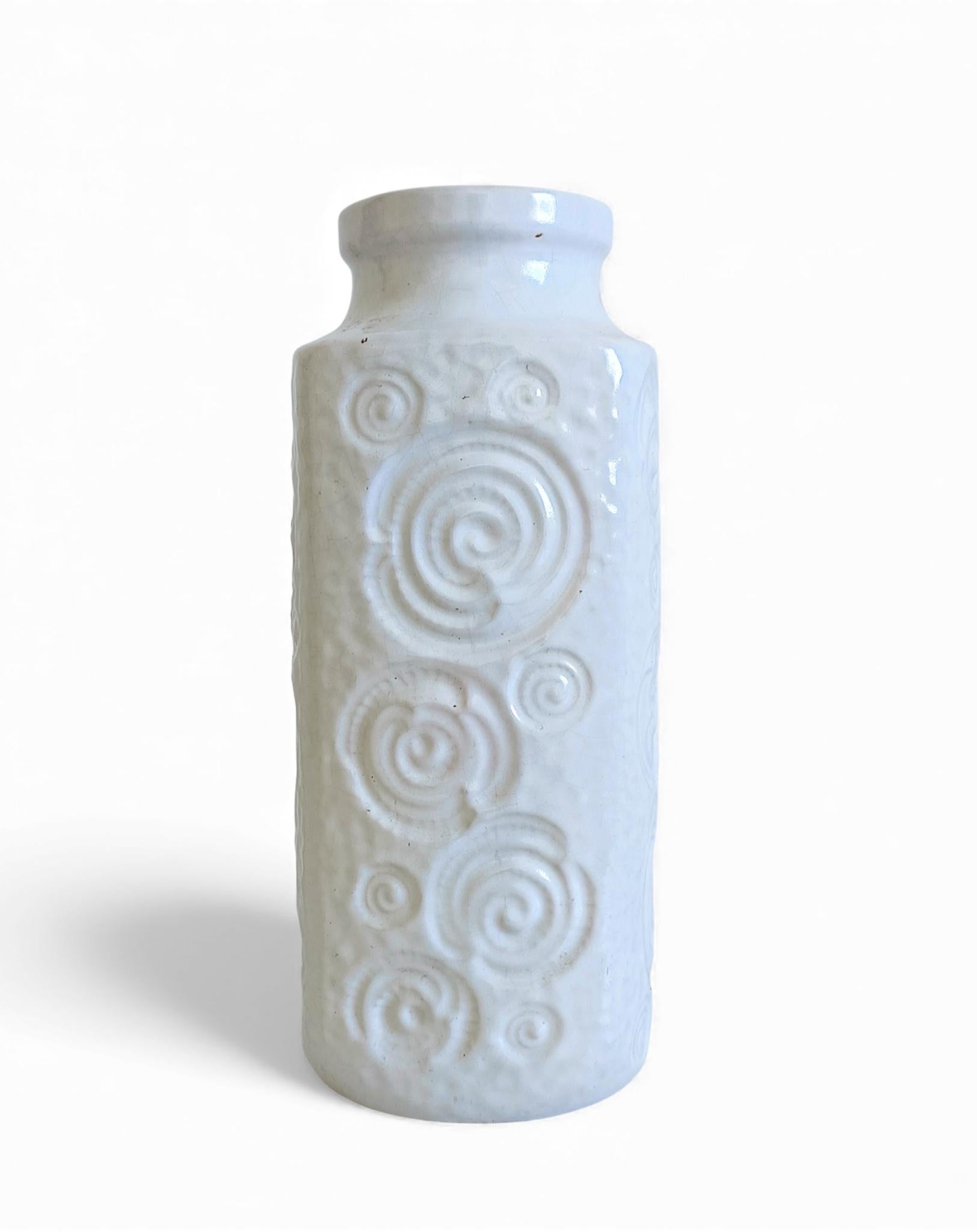 Vernissé Vase à glaçure blanche en céramique de l'Allemagne de l'Ouest du milieu du siècle dernier par Scheurich, années 1960 en vente