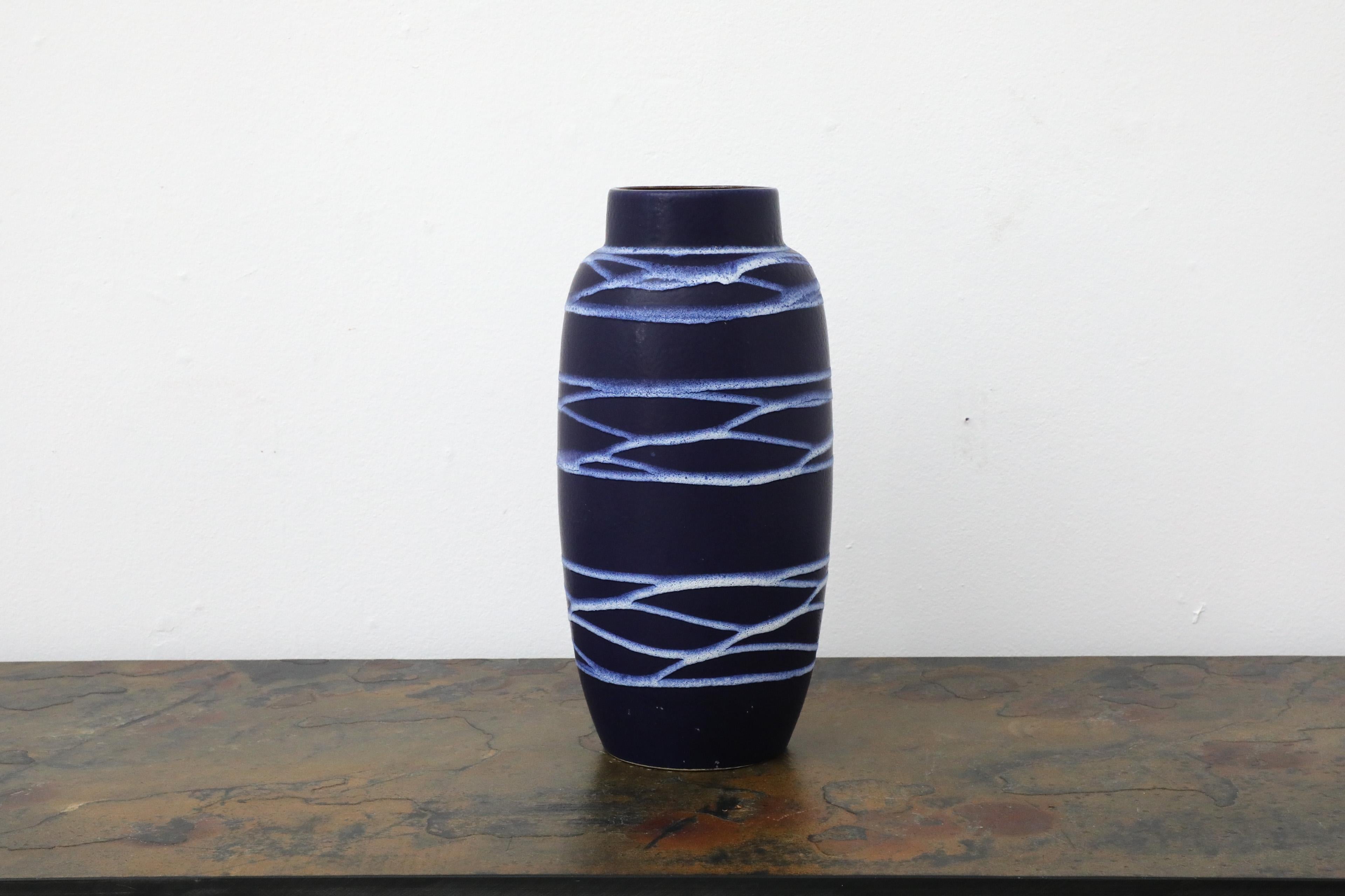 Tedesco Vaso in ceramica Scheurich blu intenso della Germania Occidentale di metà secolo con smalto bianco a vortice in vendita