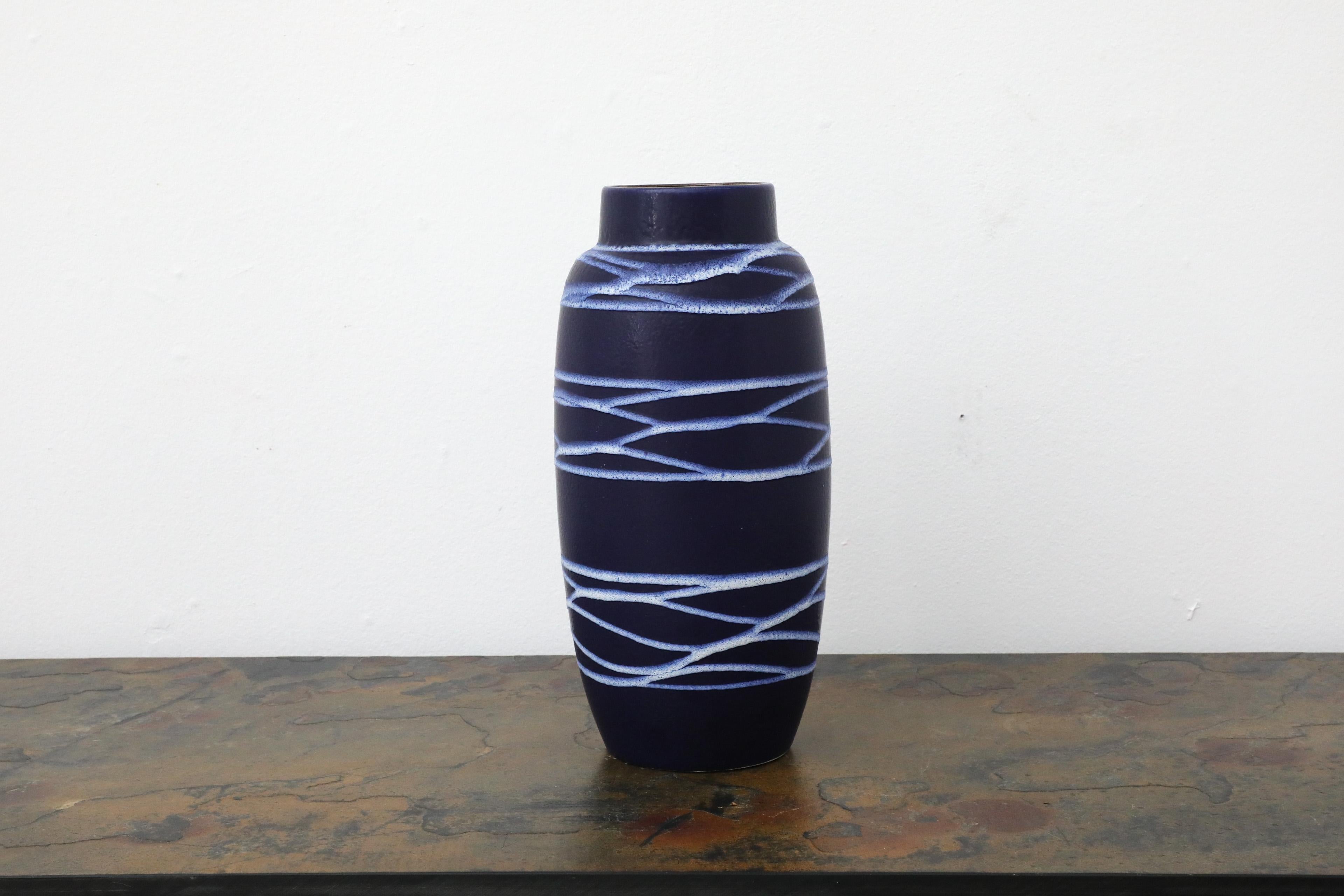 Smaltato Vaso in ceramica Scheurich blu intenso della Germania Occidentale di metà secolo con smalto bianco a vortice in vendita