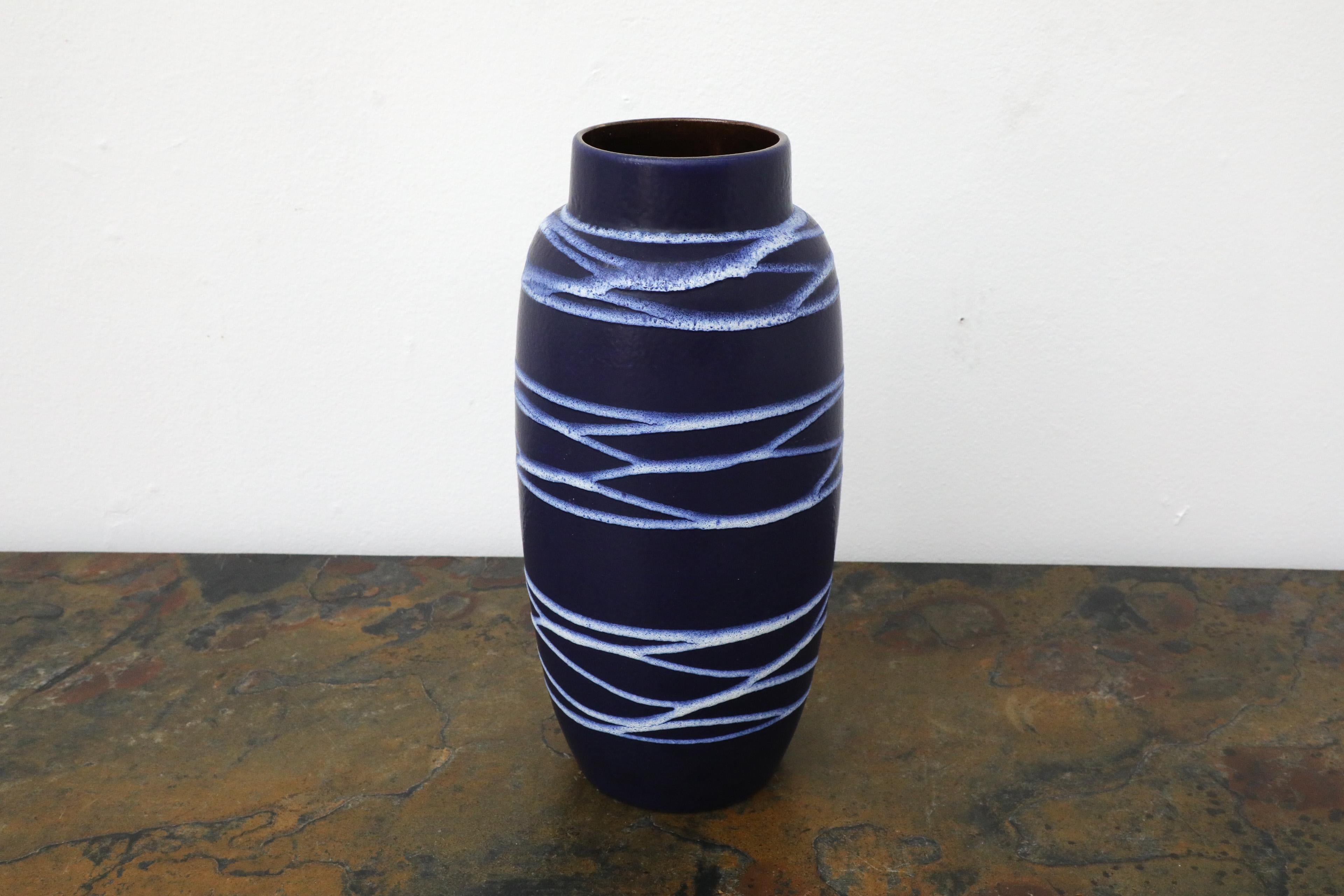Vaso in ceramica Scheurich blu intenso della Germania Occidentale di metà secolo con smalto bianco a vortice In condizioni buone in vendita a Los Angeles, CA