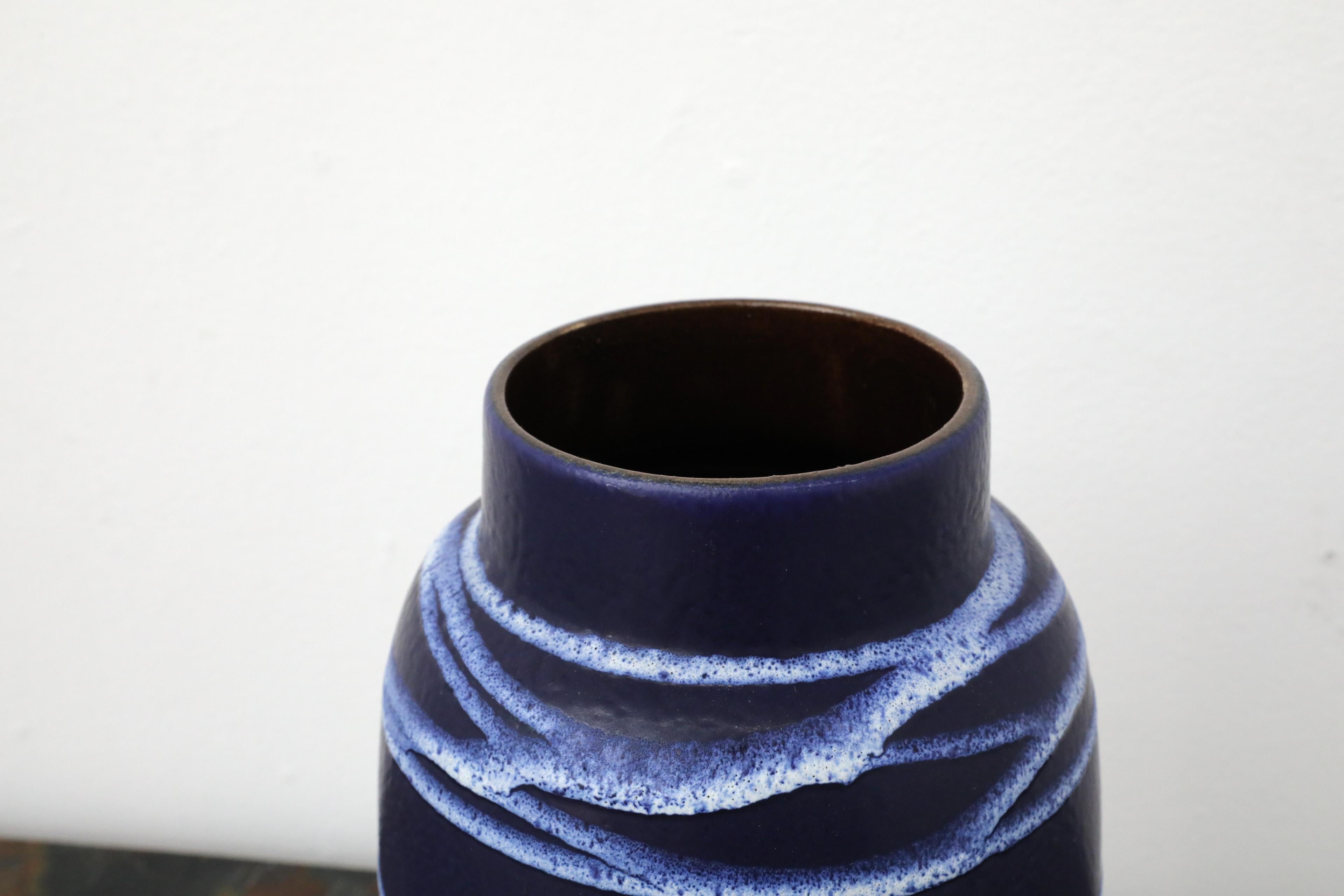 XX secolo Vaso in ceramica Scheurich blu intenso della Germania Occidentale di metà secolo con smalto bianco a vortice in vendita