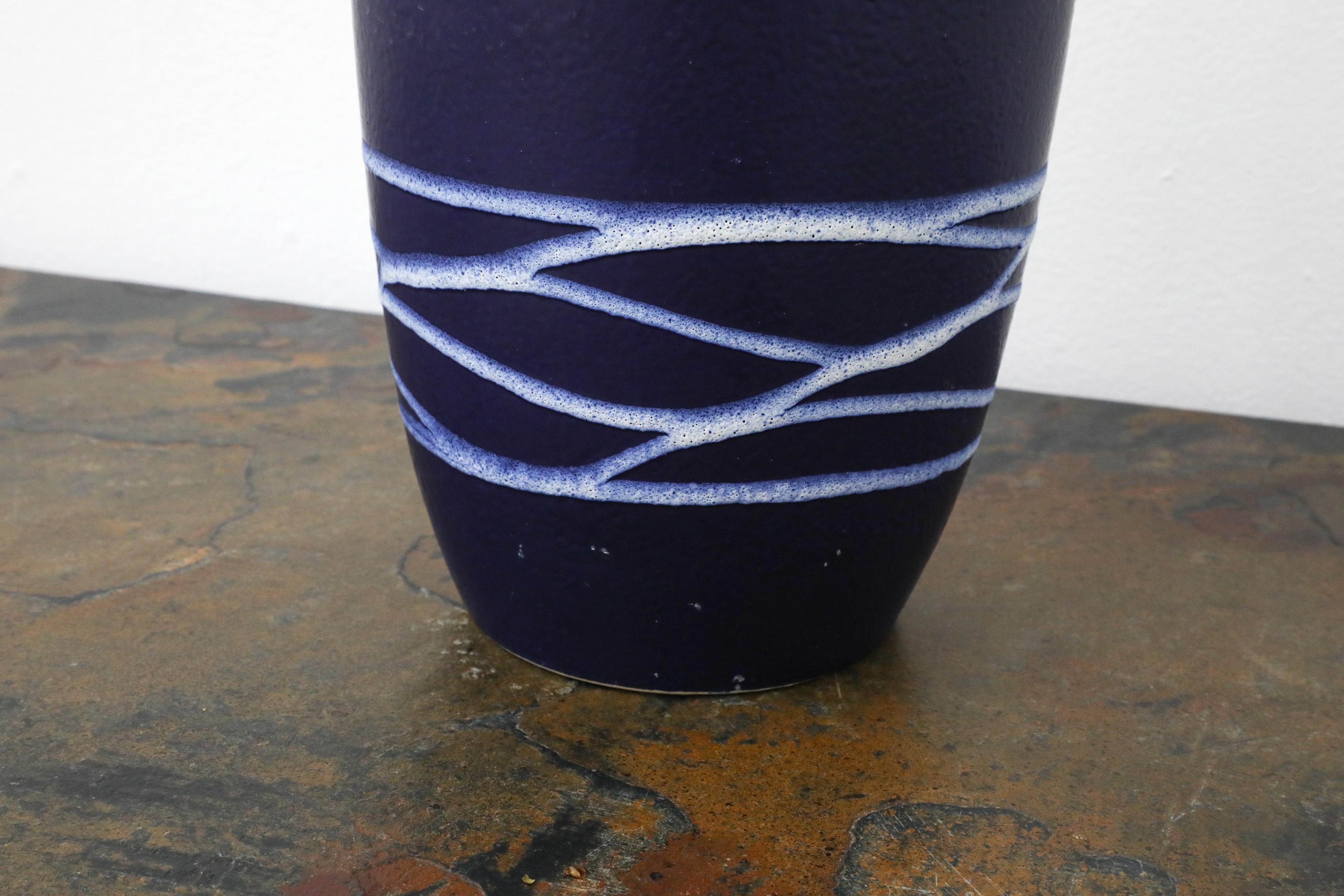 Ceramica Vaso in ceramica Scheurich blu intenso della Germania Occidentale di metà secolo con smalto bianco a vortice in vendita