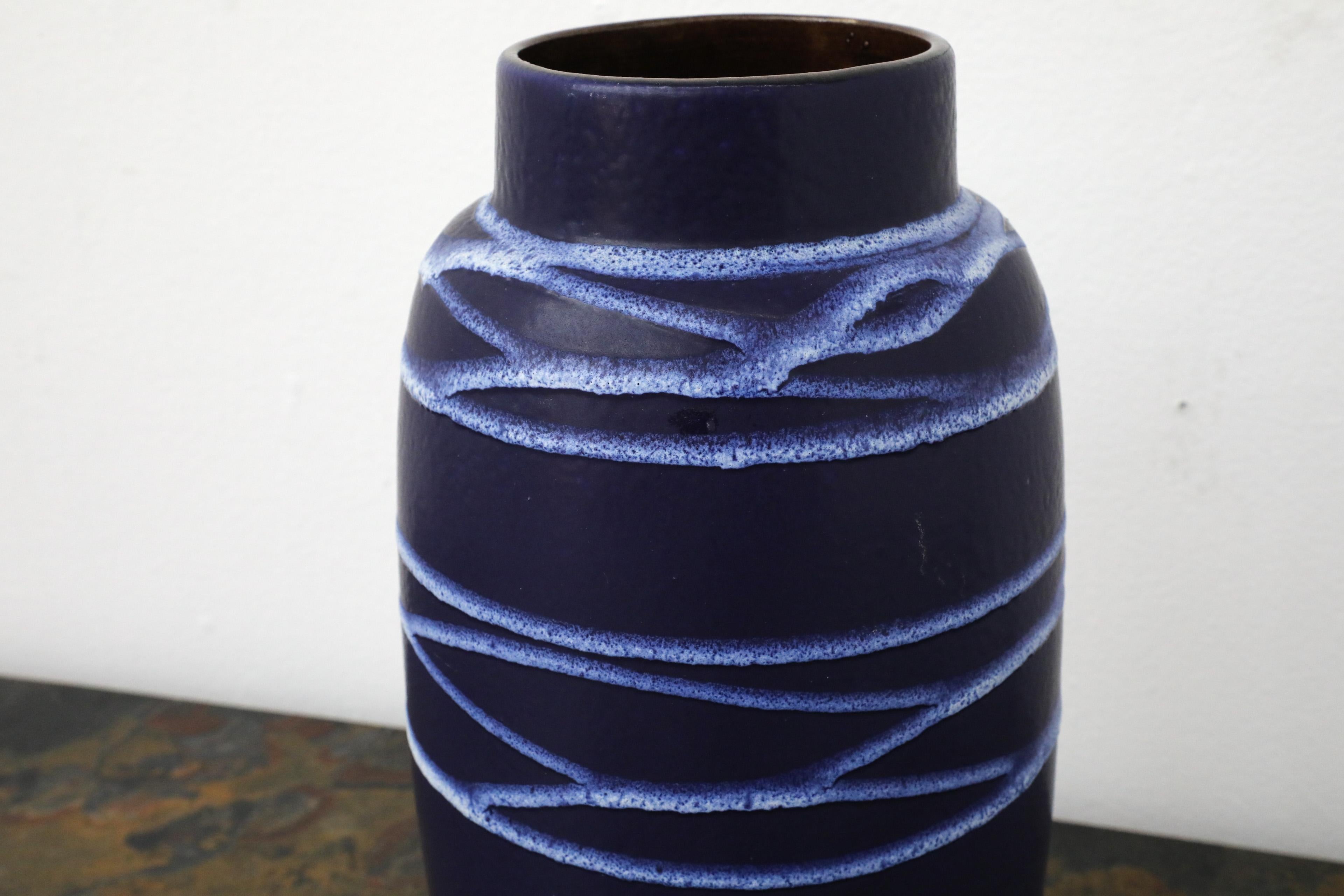 Vaso in ceramica Scheurich blu intenso della Germania Occidentale di metà secolo con smalto bianco a vortice in vendita 1