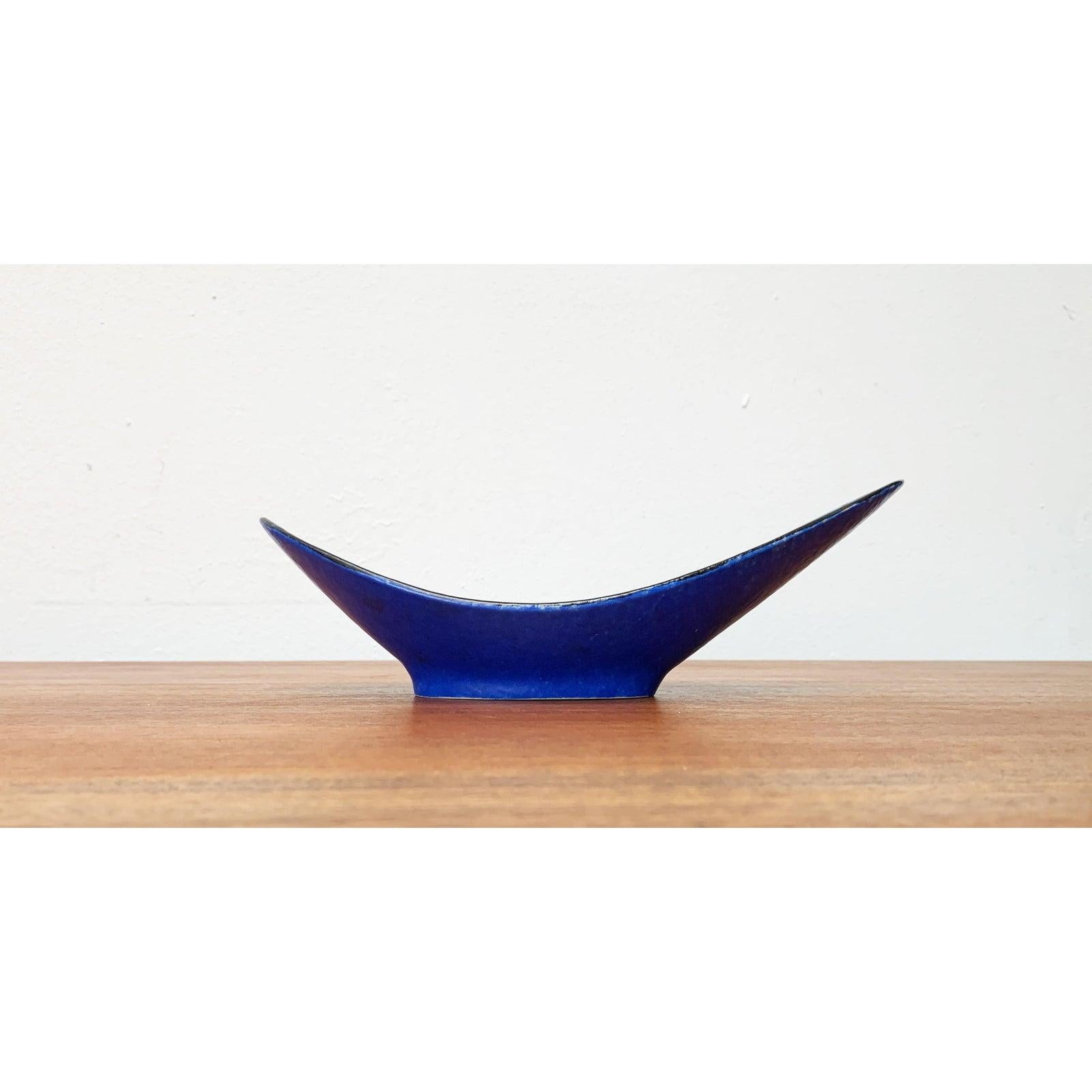 Mid-Century West German Pottery Bowl by Bodo Mans for Bay Keramik, 1960s, in Very Good conditions. Designed 1960 to 1969 have official proof of authenticity such as vintage catalogs, designer records, or other literature sources.

Additional