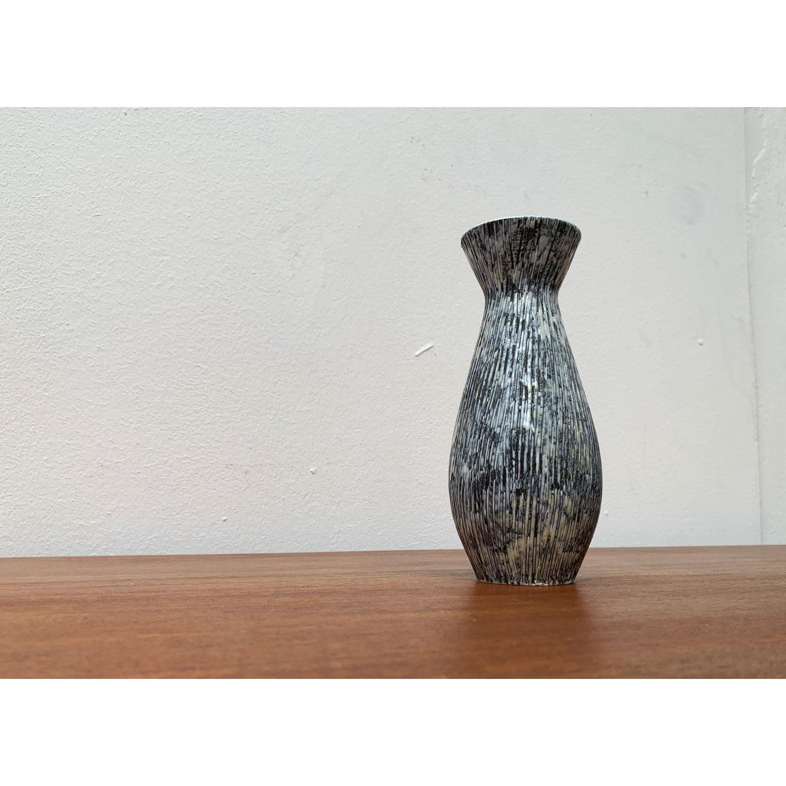 Vaso in ceramica West German Pottery di metà secolo, anni '60, in ottime condizioni. Progettato dal 1960 al 1969.

Informazioni aggiuntive:
Materiali: Ceramica
Colore: nero
Stili: Medioevo Moderno
Paese di origine: Germania
Tipo di articolo: