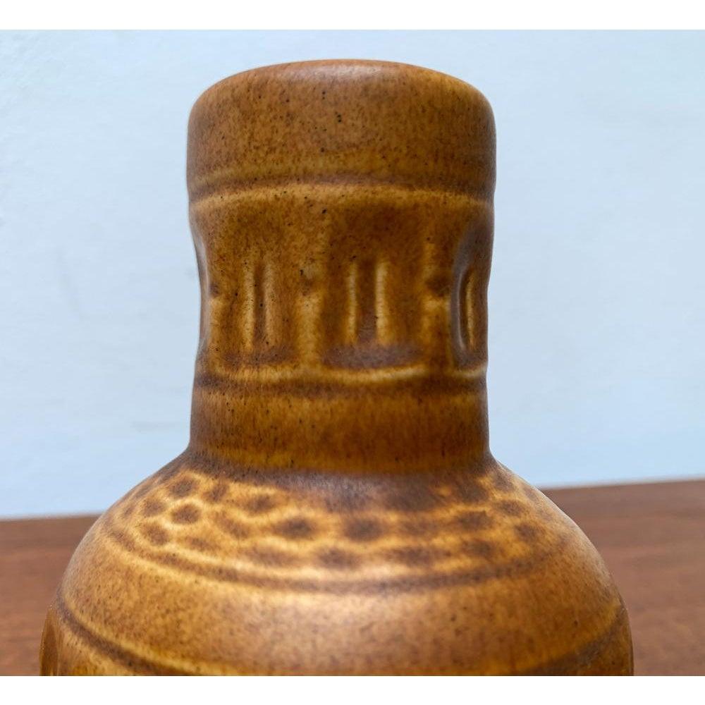 Vaso in ceramica West German Pottery di Scheurich, anni '60, in ottime condizioni. Progettato tra il 1960 e il 1969 Questo pezzo ha un marchio di attribuzione.

Informazioni aggiuntive:
Materiali: Ceramica
Colore: marrone
Stili: Medioevo