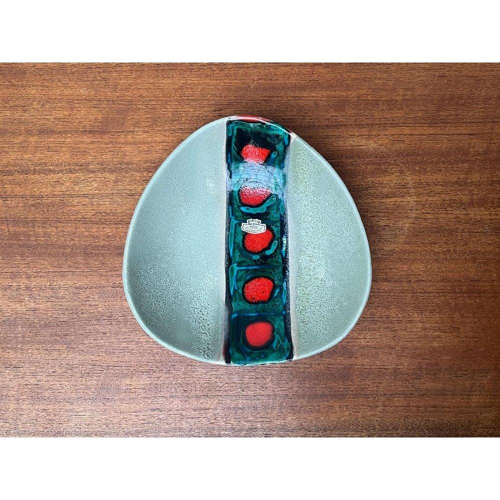 Bol WGP en poterie ouest-allemande du milieu du siècle de Jasba, années 1960, en très bon état. Conçue de 1960 à 1969 Cette pièce porte une marque d'attribution.

Informations complémentaires :
Matériaux : Céramique
Couleur : Vert
Styles : Moderne