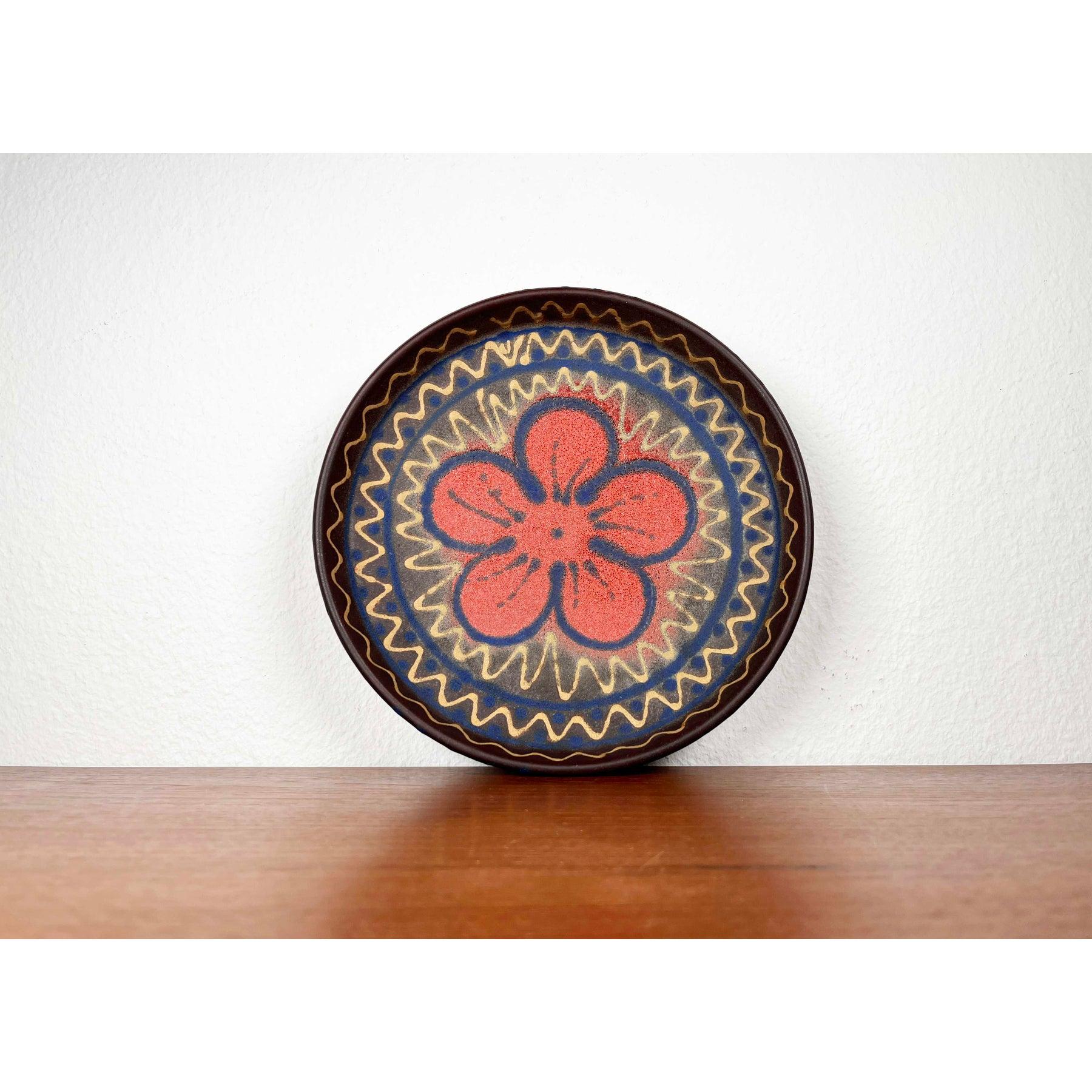 Cuenco WGP de mediados de siglo de West German Pottery de Silberdistel, años 60, en muy buen estado. Diseñado de 1960 a 1969 Esta pieza tiene una marca de atribución.

Más información:
Materiales: Cerámica
Estilos: Moderno de mediados de siglo
País