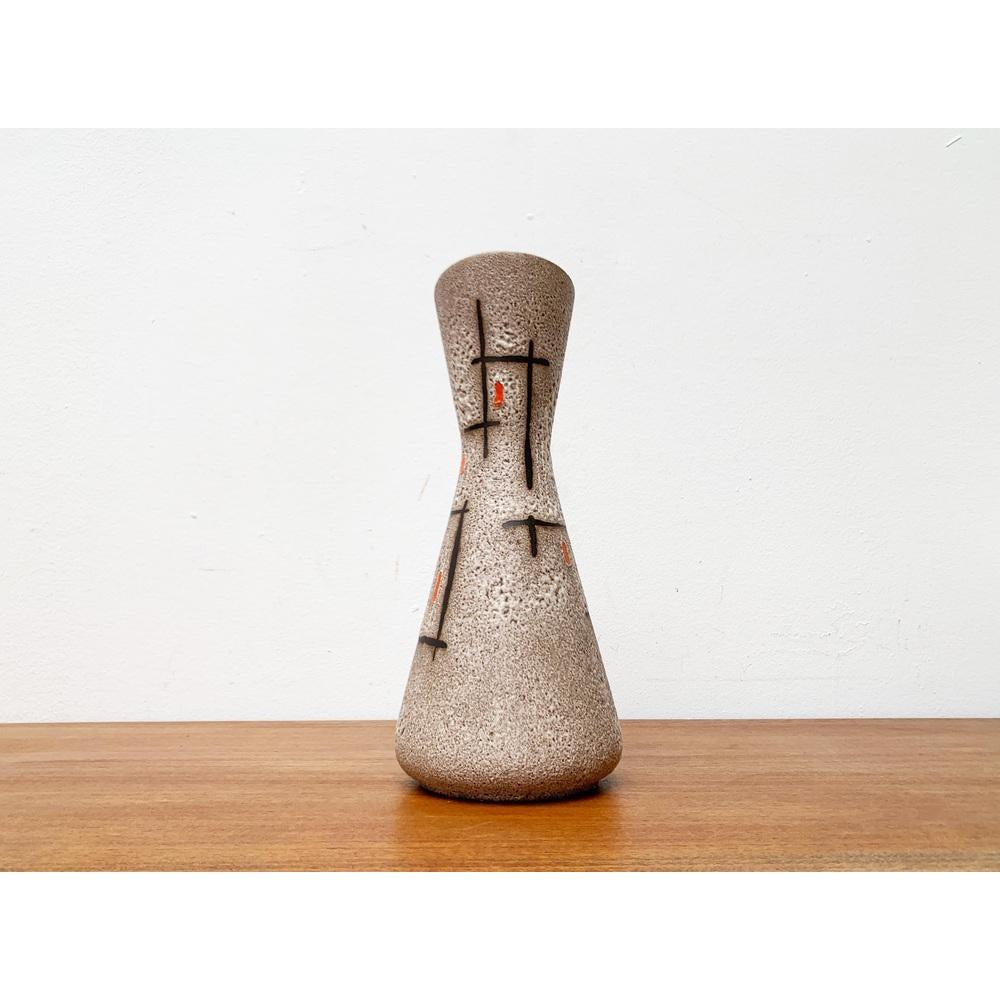 Vaso a caraffa WGP di Scheurich, metà secolo, West German Pottery, anni '60, in ottime condizioni. Disegnato dal 1960 al 1969 Prove ufficiali di autenticità come cataloghi d'epoca, dischi di design.

Informazioni aggiuntive:
Materiali: