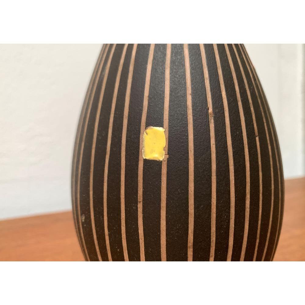Jarrón WGP Fischmaul de Steuler de West German Pottery de mediados de siglo, años 60, en muy buen estado. Diseñado de 1960 a 1969 Esta pieza tiene una marca de atribución.

Más información:
Materiales: Cerámica
Estilo: Moderno de mediados de