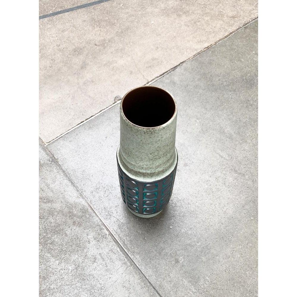 Vaso da terra WGP di Scheurich, metà secolo, West German Pottery, anni '60, in ottime condizioni. Progettato dal 1960 al 1969 prove ufficiali di autenticità come cataloghi d'epoca, dischi di design.

Informazioni aggiuntive:
Materiali: