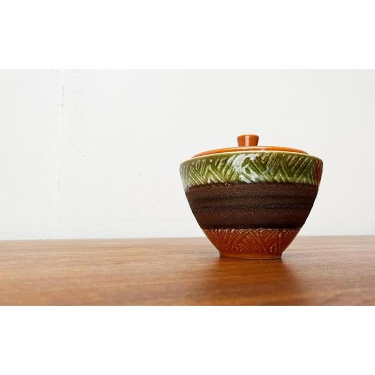 Ciotola in vaso WGP in West German Pottery di metà secolo con coperchio di Dümler & Breiden, anni '60, in ottime condizioni. Progettato dal 1960 al 1969 prova ufficiale di autenticità come cataloghi d'epoca, dischi di design o altre fonti