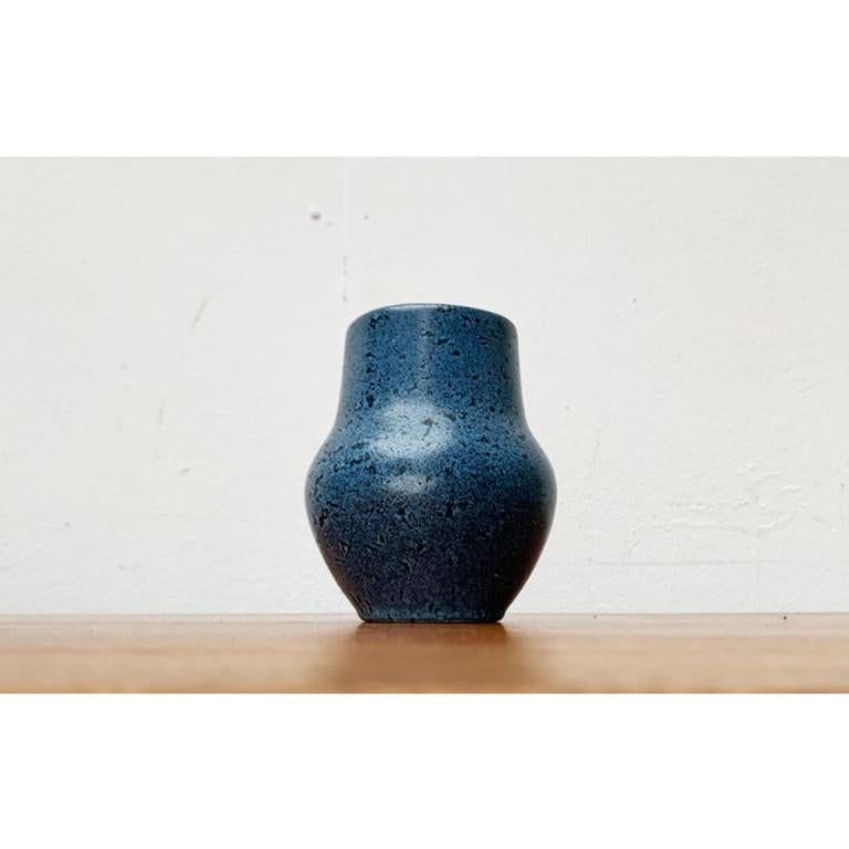Vaso WGP di West German Pottery di metà secolo, anni '60, in ottime condizioni. Progettato dal 1960 al 1969.

Informazioni aggiuntive:
Materiali: Ceramica
Stile: Moderno di metà secolo, Minimalista
Paese di origine: Germania
Colore: blu
Tipo di
