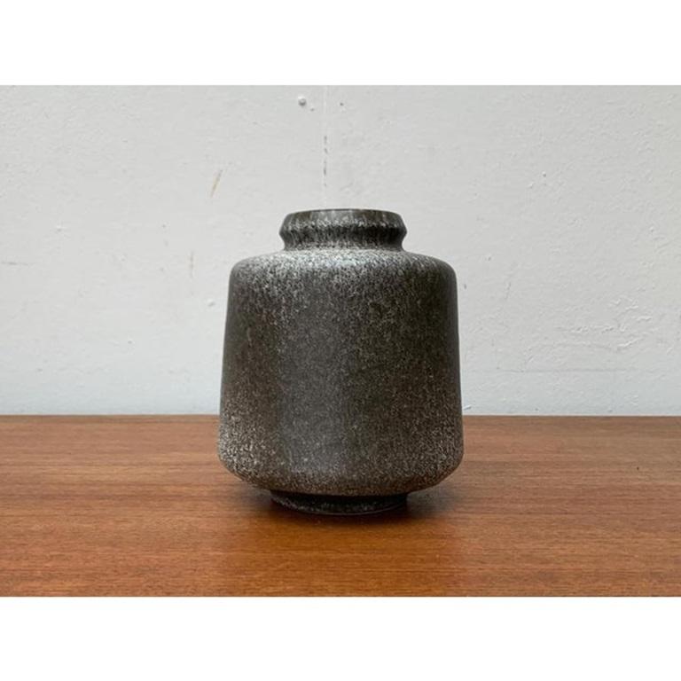 Vaso WGP di West German Pottery di metà secolo, anni '60, in ottime condizioni. Progettato dal 1960 al 1969.

Informazioni aggiuntive:
Materiali: Ceramica
Colore: grigio
Stili: Moderno, Minimalista, Mid-Century Modern
Paese di origine: Germania
Tipo