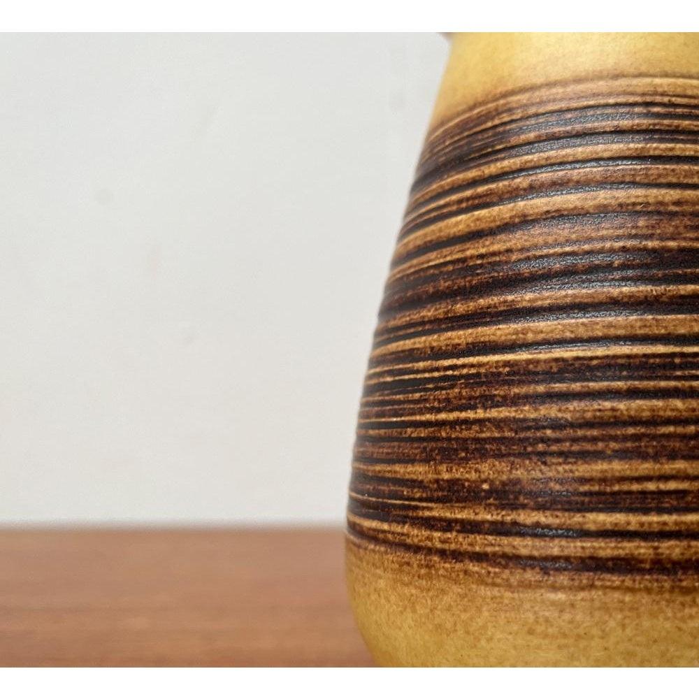 Vaso WGP in ceramica West German Pottery di Jasba, anni '60, in ottime condizioni. Progettato tra il 1960 e il 1969 Questo pezzo ha un marchio di attribuzione.

Informazioni aggiuntive:
Materiali: Ceramica
Colore: Beige
Stili: Medioevo Moderno
Paese