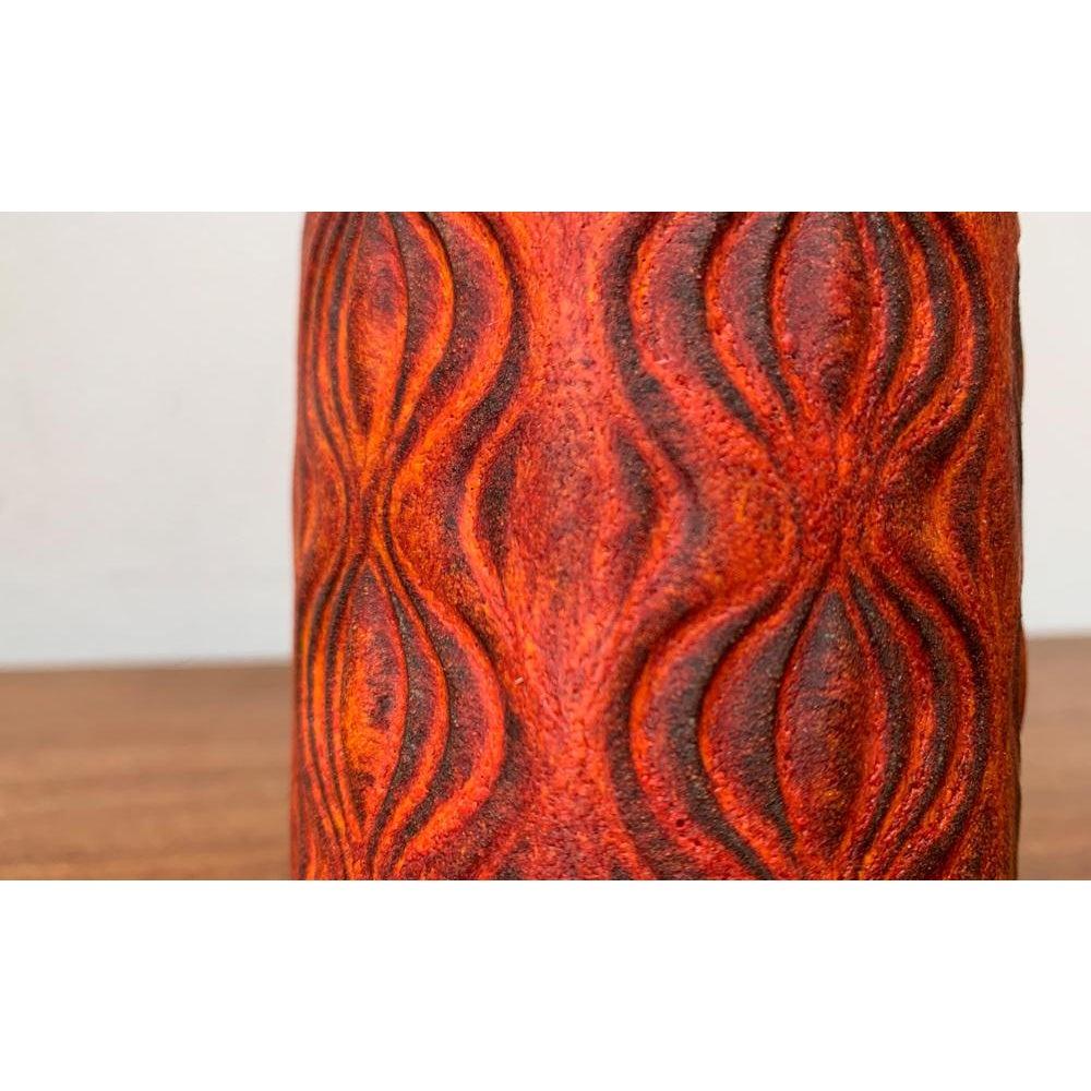 Vaso WGP in ceramica West German di Scheurich, anni '60, in ottime condizioni. Progettato tra il 1960 e il 1969 Questo pezzo ha un marchio di attribuzione.

Informazioni aggiuntive:
Materiali: Ceramica
Colore: arancione
Stili: Medioevo Moderno
Paese