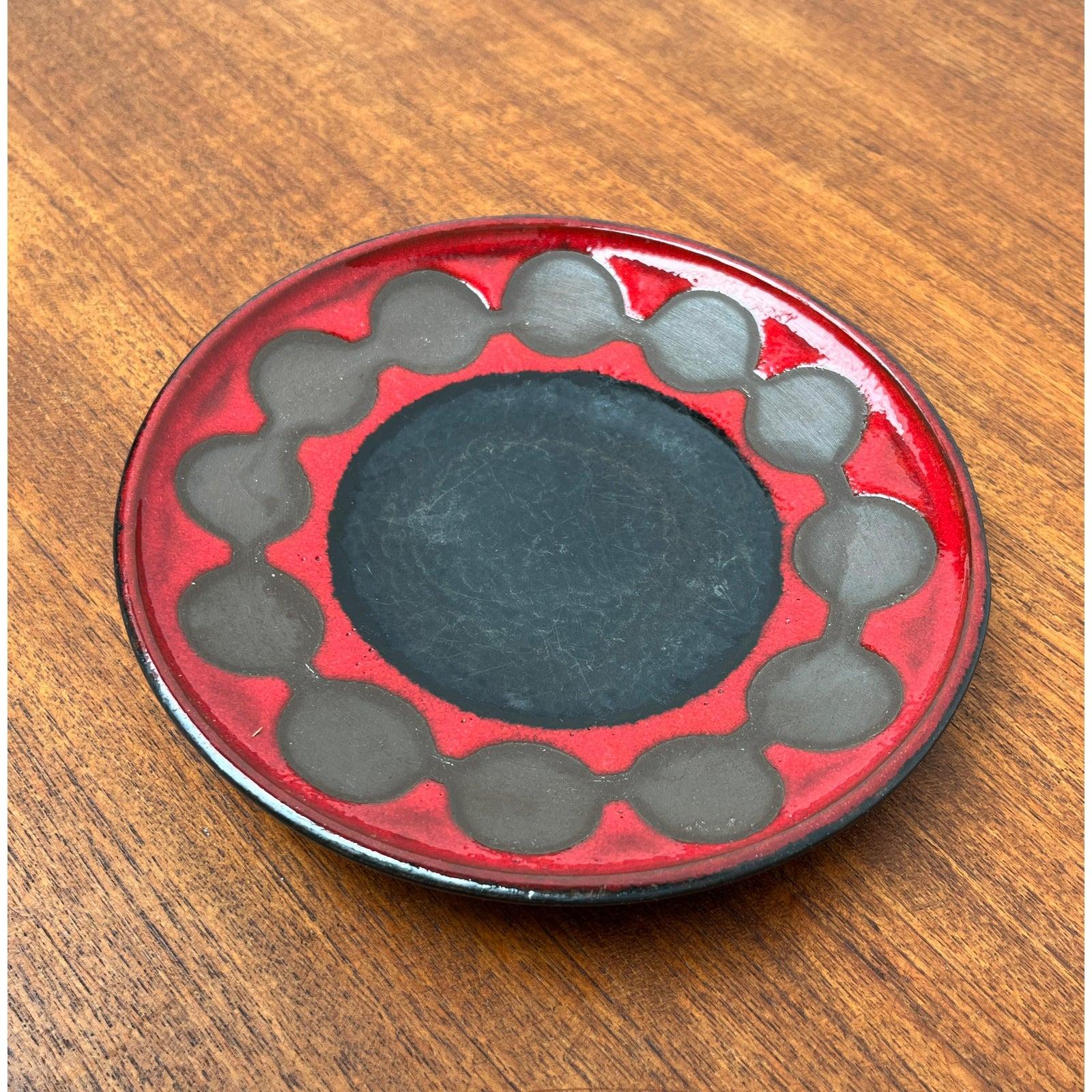 Piatto da parete WGP di Dümler & Breiden, anni '60, in ottime condizioni. Progettato tra il 1960 e il 1969 Questo pezzo ha un marchio di attribuzione.

Informazioni aggiuntive:
Materiali: Ceramica
Colore: marrone
Stili: Medioevo Moderno
Paese di