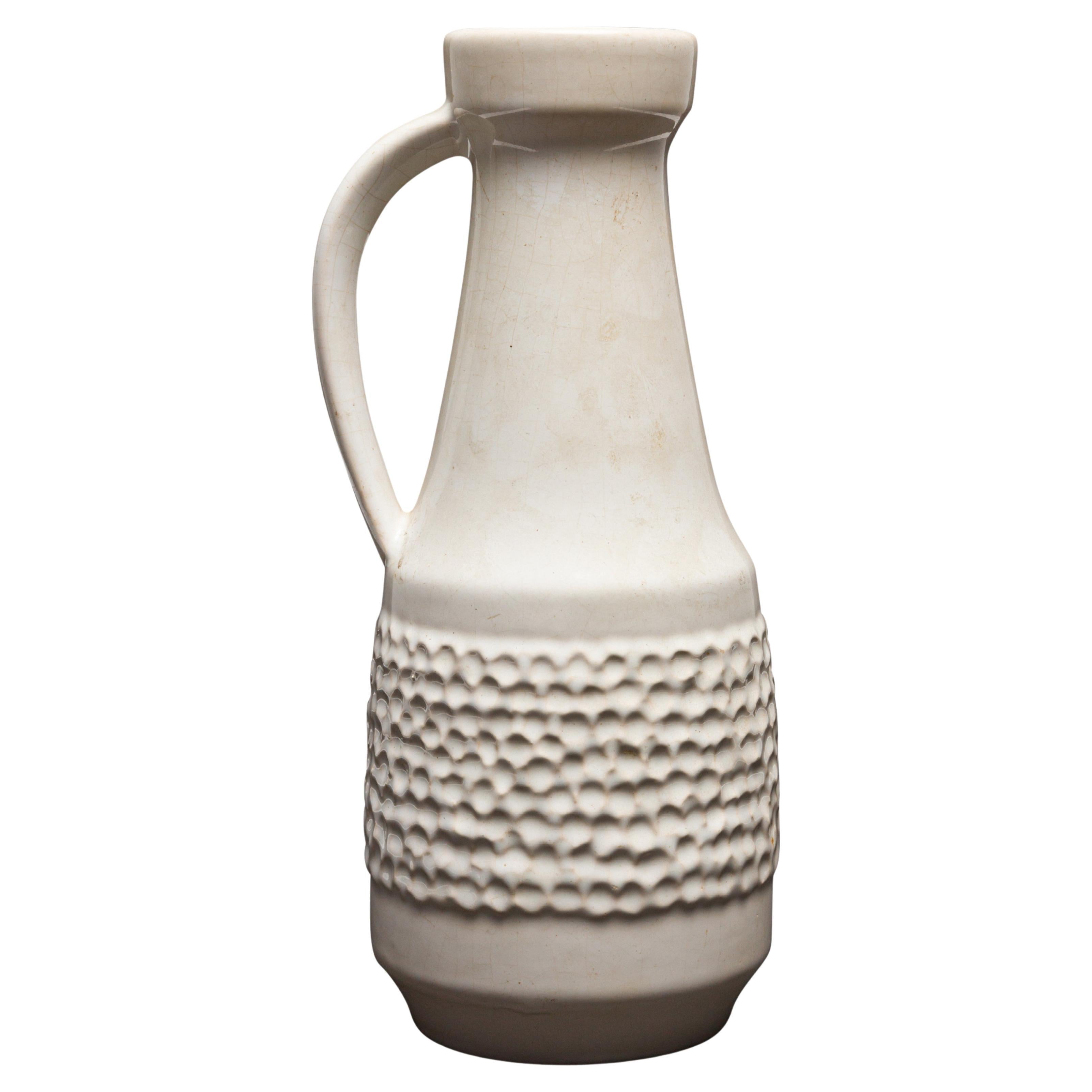 Vase à poignée en céramique à motif de bandes écaillées blanches de l'Allemagne de l'Ouest du milieu du siècle dernier
