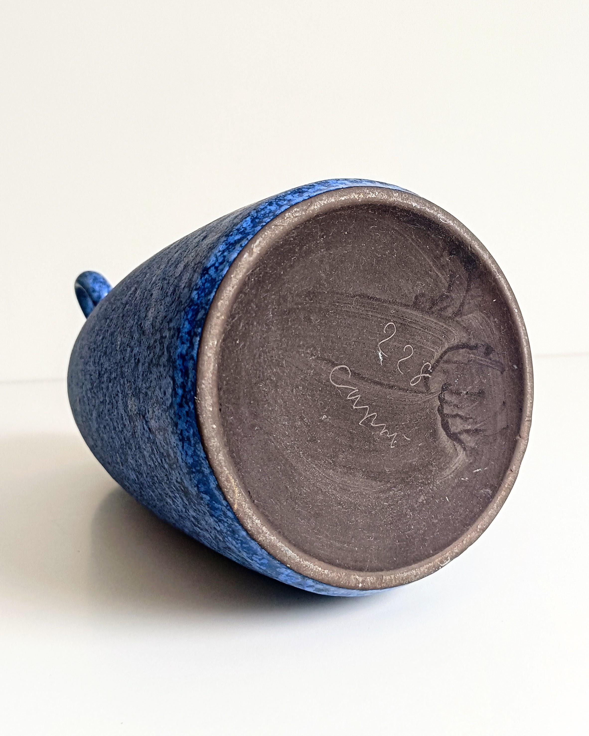 Blaue Keramikvase mit Henkel von Ceramano, signiert, ca. 1960er Jahre im Angebot 8