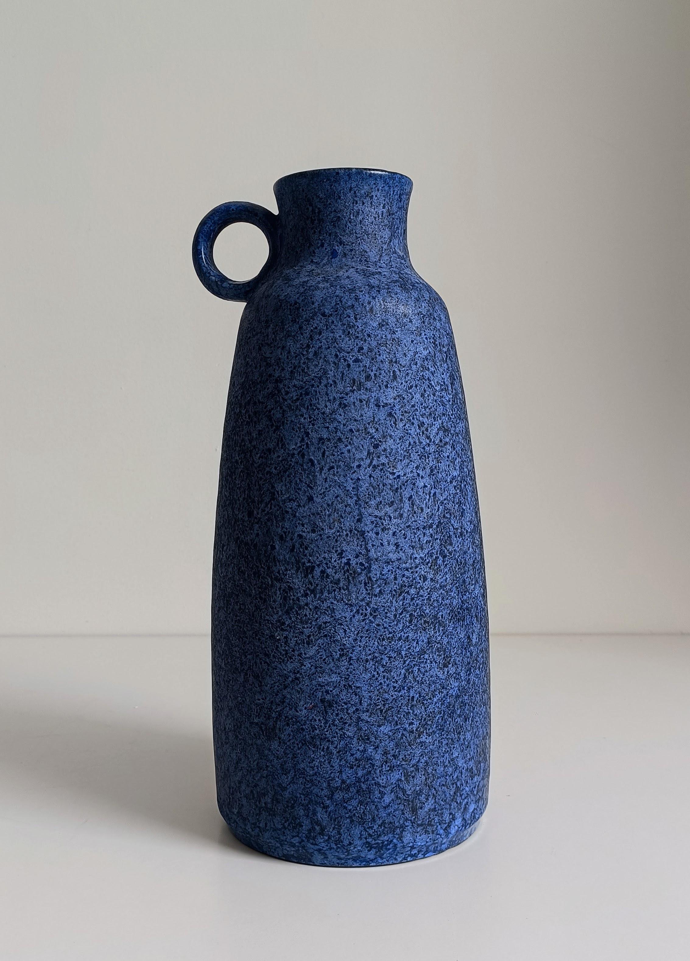 Blaue Keramikvase mit Henkel von Ceramano, signiert, ca. 1960er Jahre (Moderne der Mitte des Jahrhunderts) im Angebot