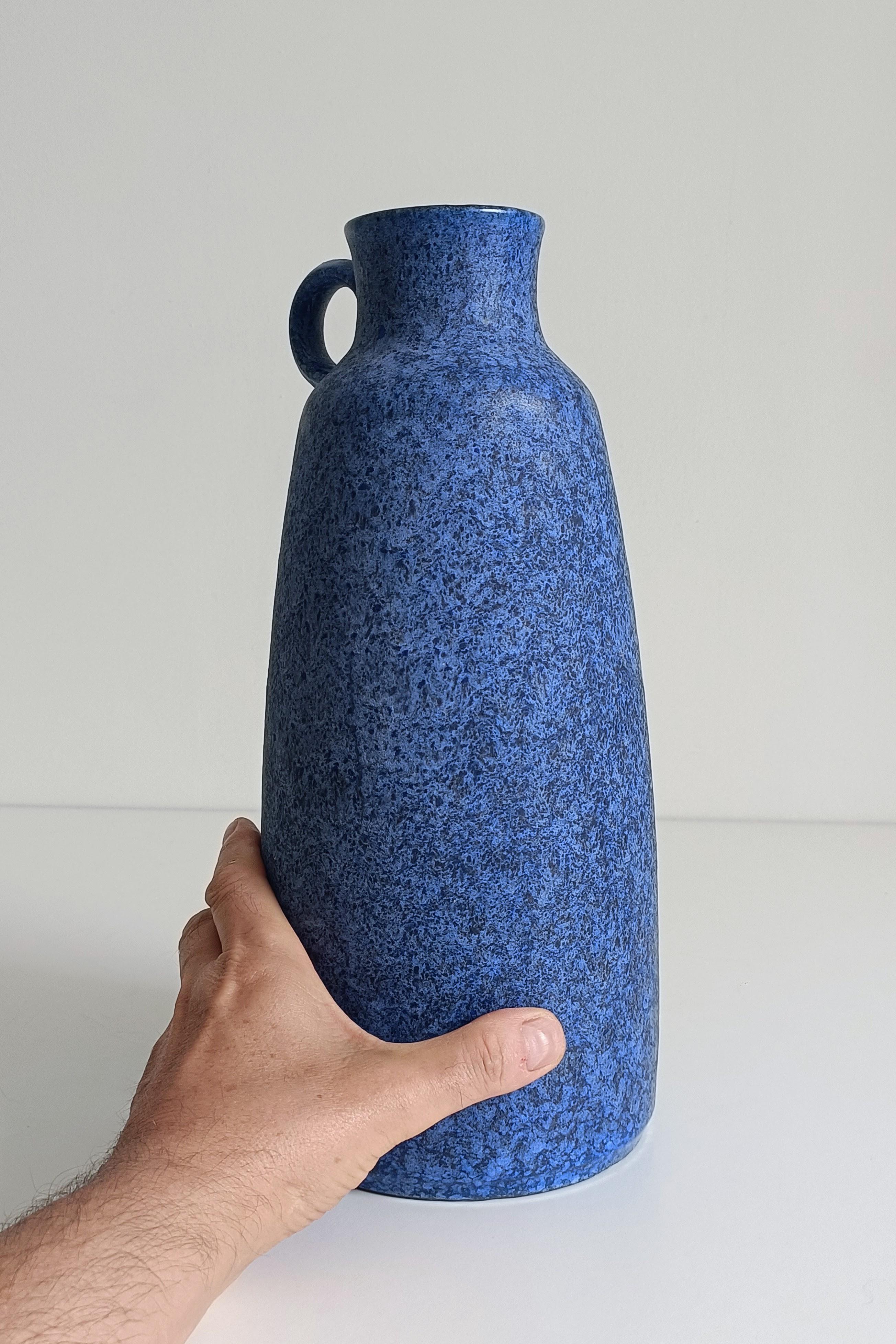 Blaue Keramikvase mit Henkel von Ceramano, signiert, ca. 1960er Jahre (Deutsch) im Angebot