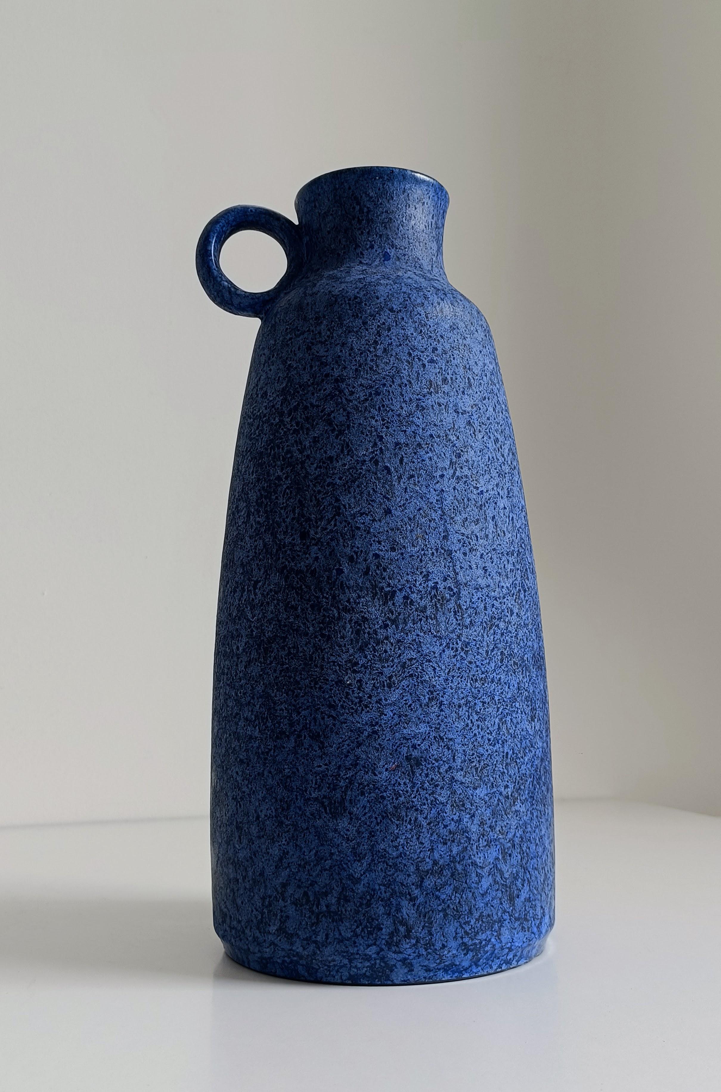Blaue Keramikvase mit Henkel von Ceramano, signiert, ca. 1960er Jahre (Glasiert) im Angebot