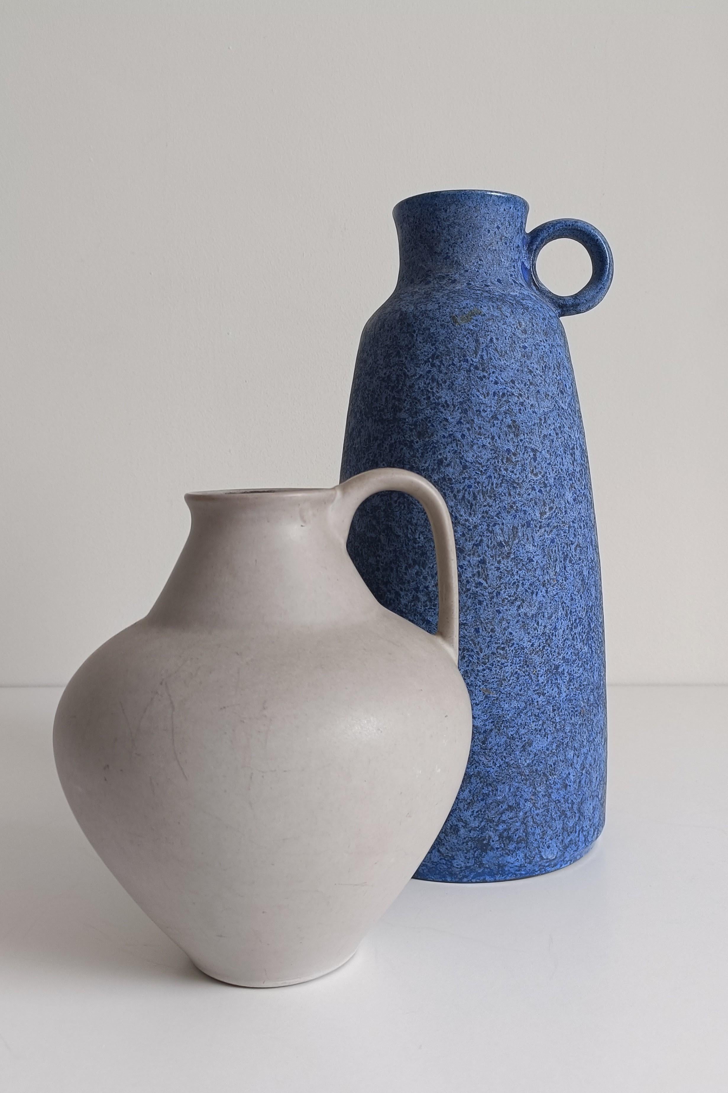Blaue Keramikvase mit Henkel von Ceramano, signiert, ca. 1960er Jahre im Angebot 1