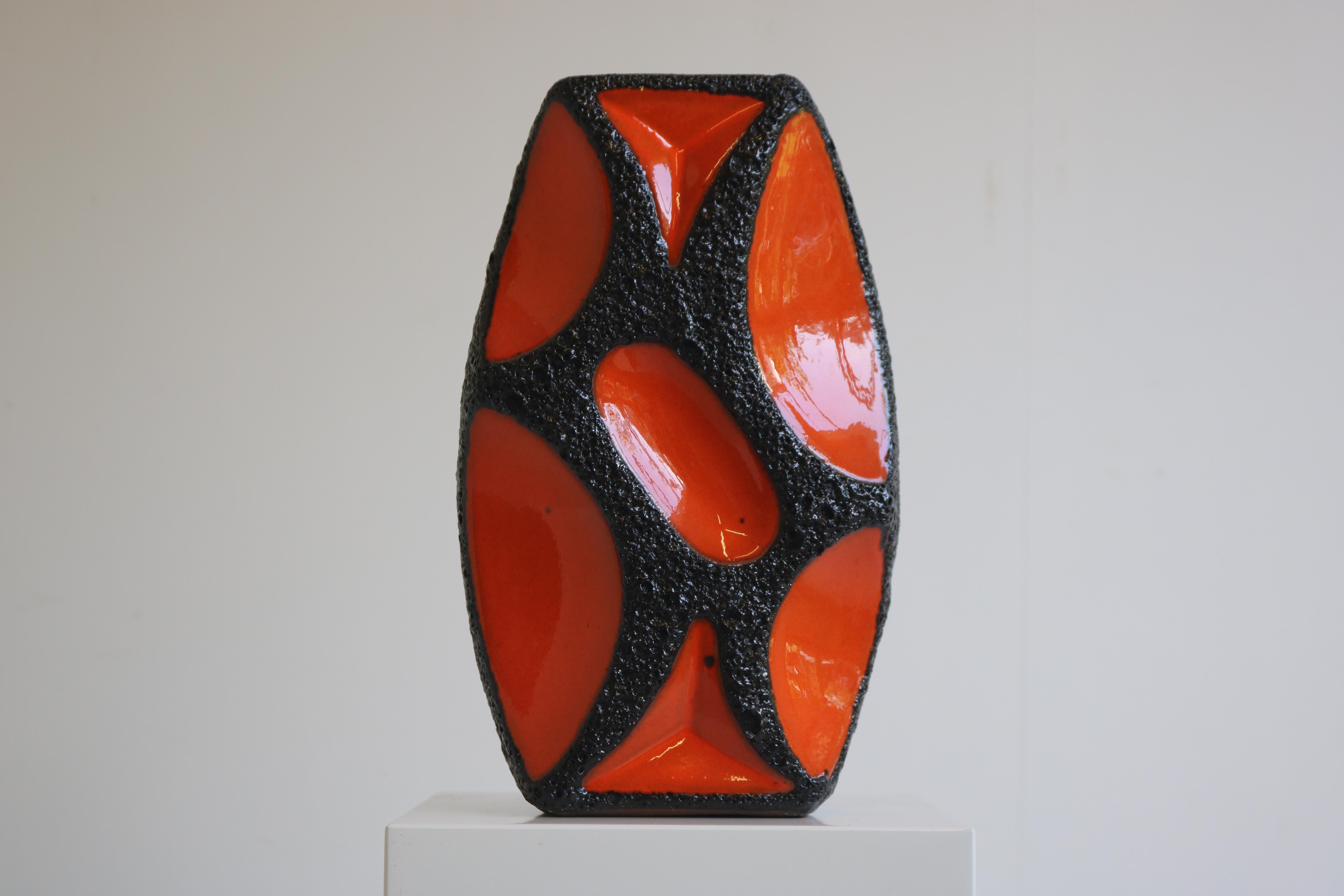 Vous êtes à la recherche d'une pièce d'apparat qui mettra en valeur votre style unique ? Ne cherchez pas plus loin que ce fabuleux vase orange Fat lava de Roth Keramik datant de 1970 !
Fabriqué en céramique de haute qualité, ce vase est sûr de