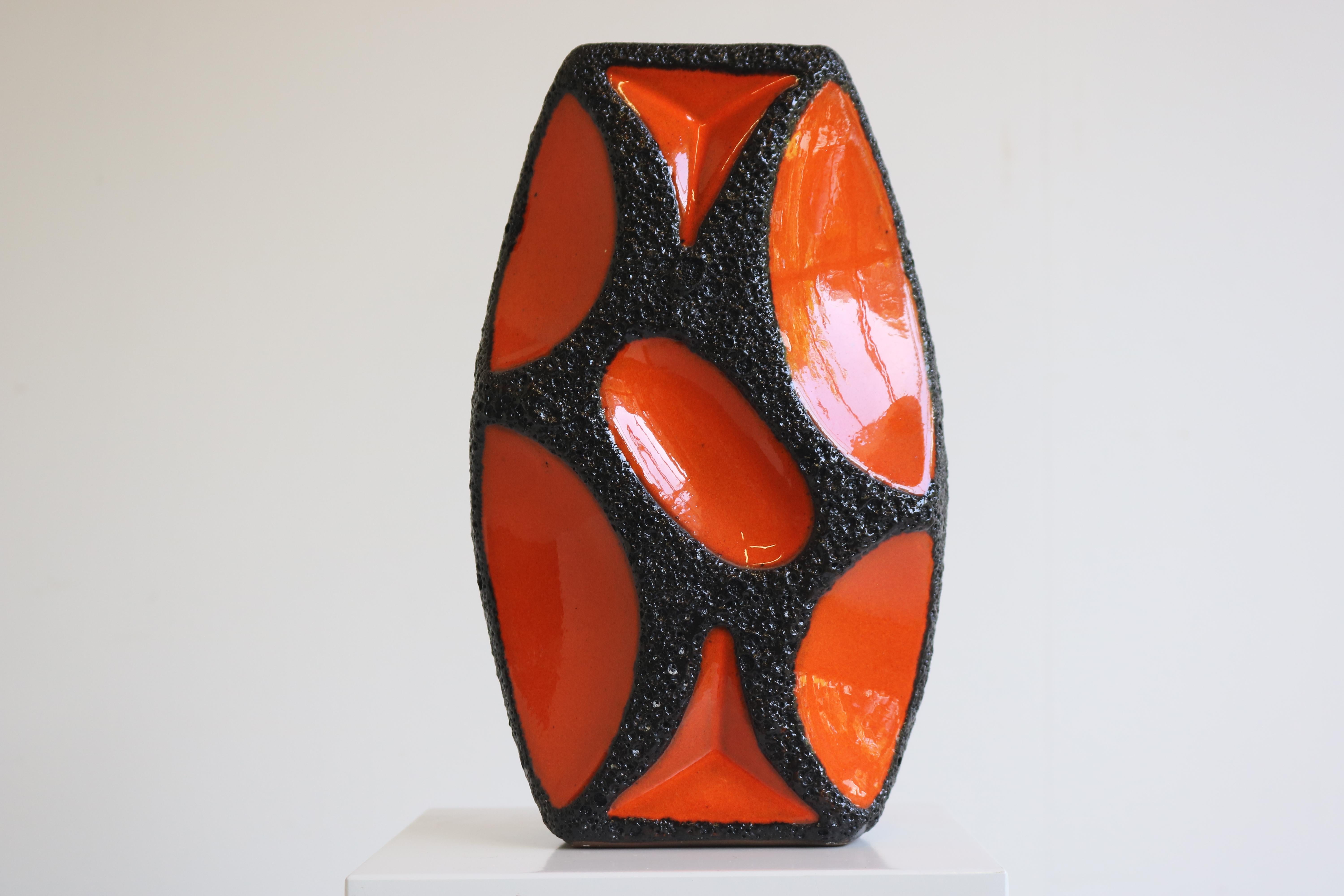Fin du 20e siècle Vase en lave grasse de l'Allemagne de l'Ouest du milieu du siècle dernier par ROTH Keramik, 1970, poterie d'art en vente