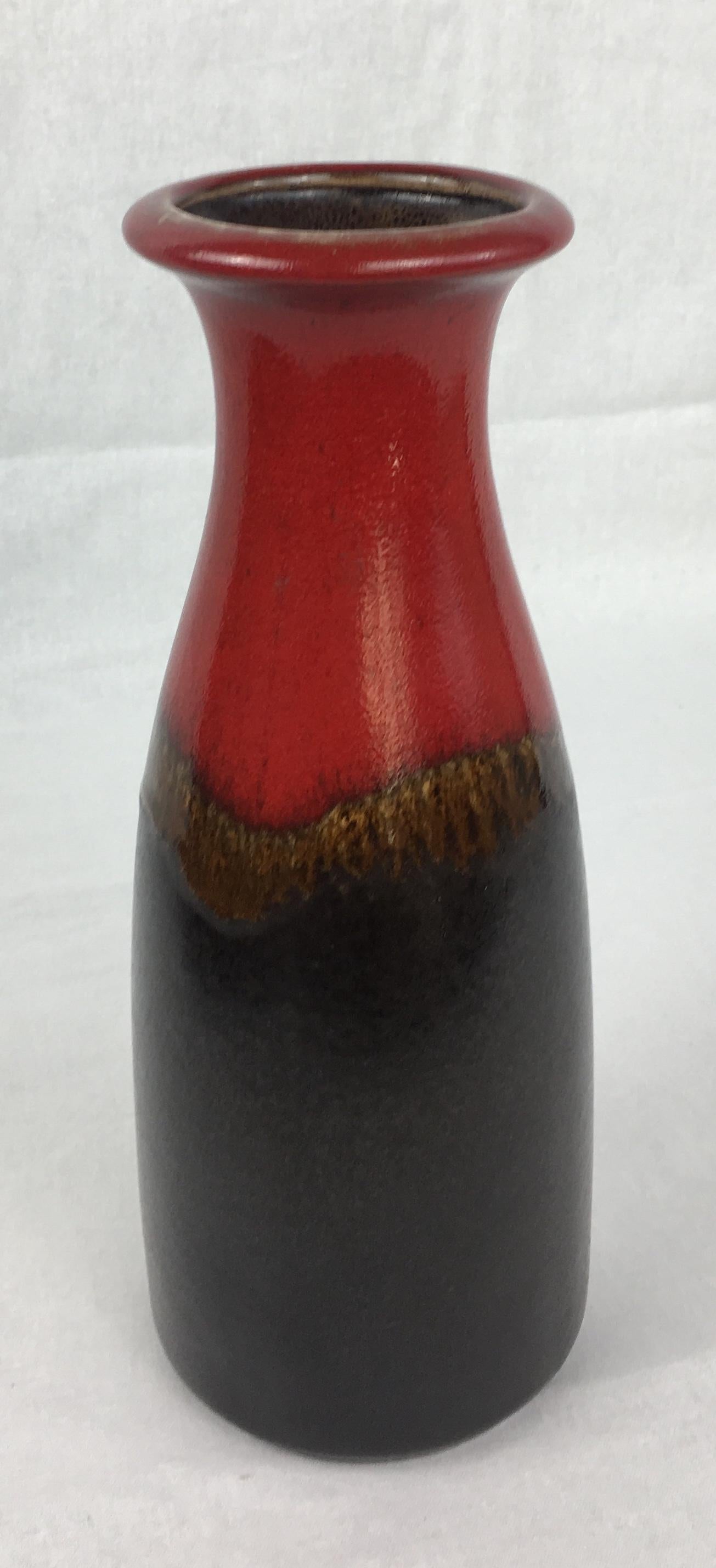 Magnifique vase ouest-allemand fabriqué à la main pour Scheurich Keramik avec des teintes rouges et noir-brun prononcées. 

Lettres en relief en bas de page W. Allemagne et numéroté 293-26.
 