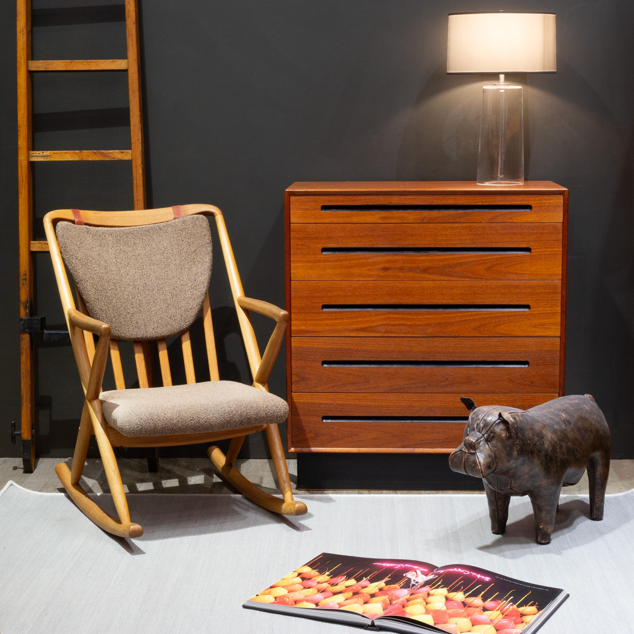 ABOUT

An original five drawer Teak high boy dresser by Westnofa. Long inset carved handles with black interiors. Dovetail joinery construction. The piece sits on a black, plinth base. Original label on back. 

    CREATOR Westnofa, Norway.
    DATE