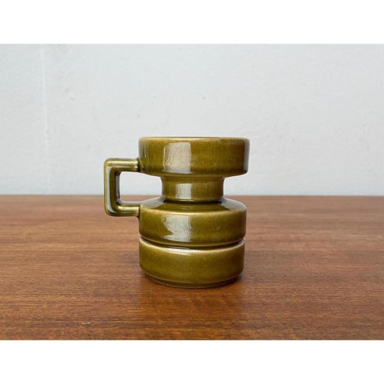 Portavelas de mediados de siglo WGP West German Pottery de Cari Zalloni para Steuler, años 60, en muy buen estado. Diseñado de 1960 a 1969 Esta pieza tiene una marca de atribución.

Más información:
Materiales: Cerámica
Estilo: Moderno de mediados