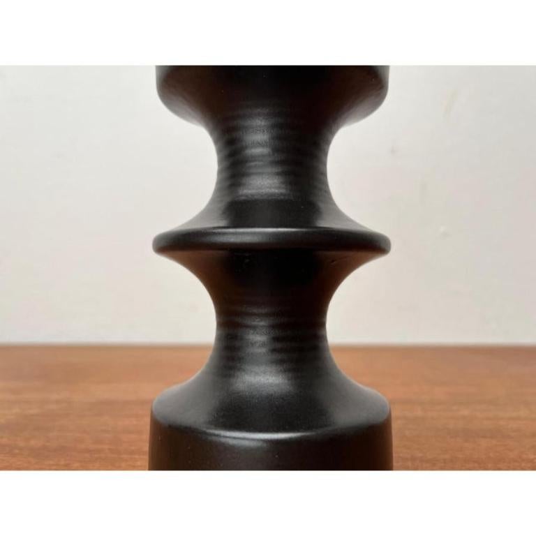 Portavelas de mediados de siglo WGP West German Pottery de Steuler, años 60, en muy buen estado. Diseñado de 1960 a 1969 Esta pieza tiene una marca de atribución.

Más información:
Materiales: Cerámica
Color: Negro
Estilos: Moderno de mediados de