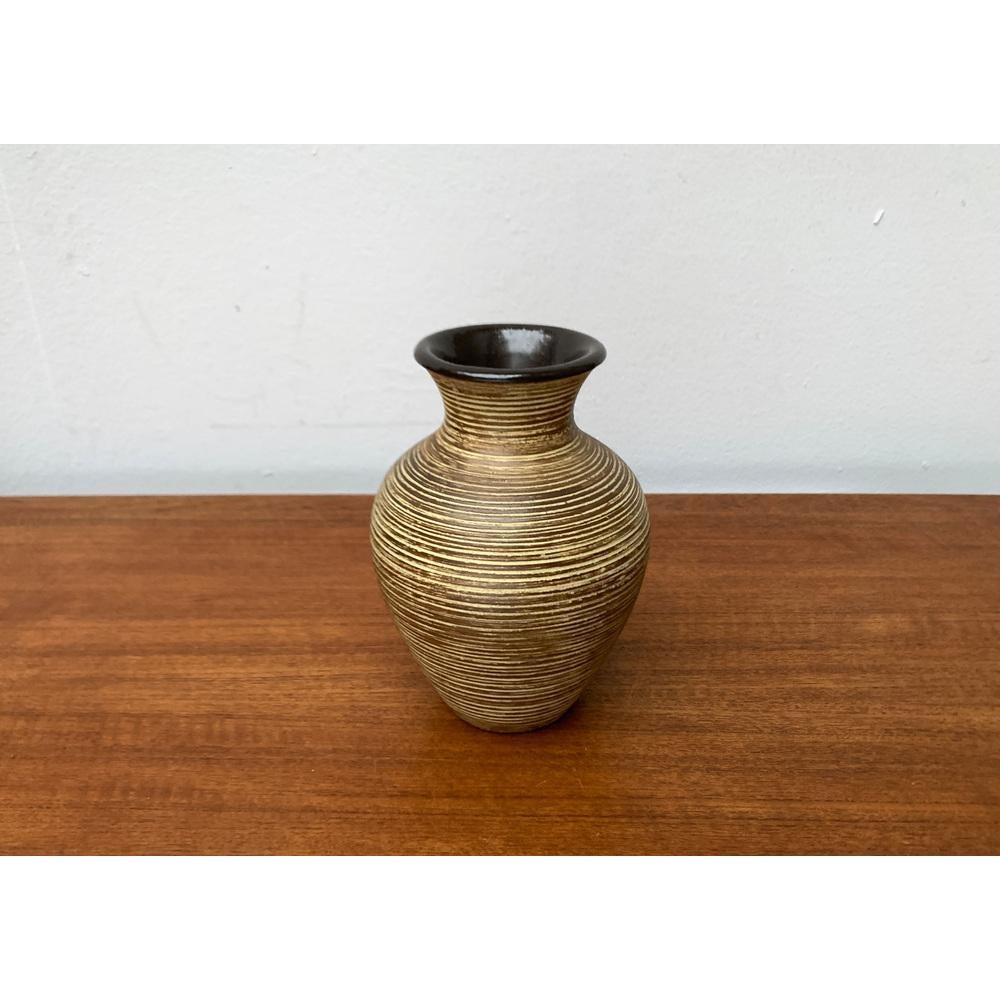 Vaso di metà secolo in West German Pottery di Rudolf Christmann per Dümler & Breiden, anni '60, in ottime condizioni. Progettato tra il 1960 e il 1969 Questo pezzo ha un marchio di attribuzione.

Informazioni aggiuntive:
Materiali: Ceramica
Stile: