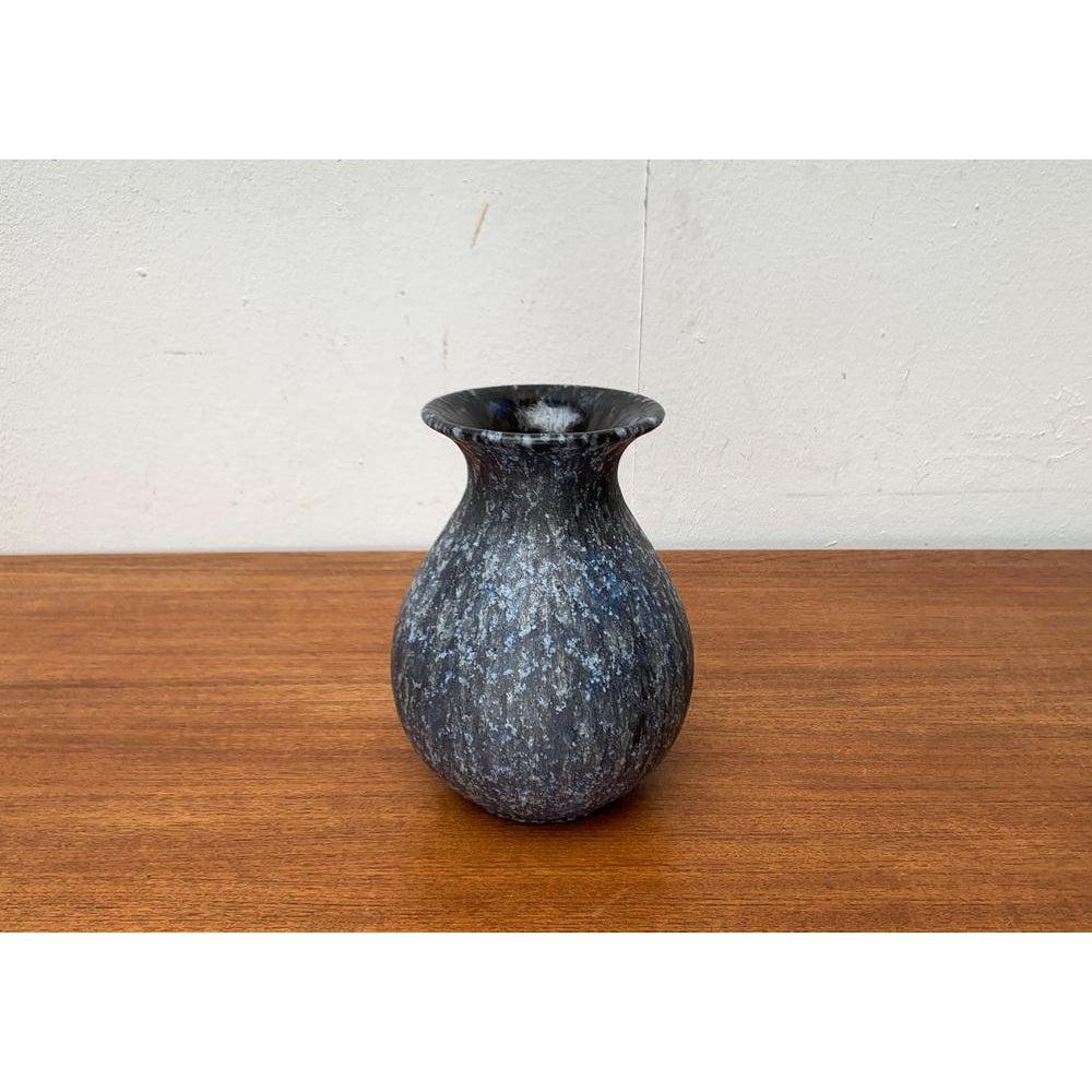 Vaso di metà secolo in West German Pottery di Steuler, anni '60, in ottime condizioni. Progettato tra il 1960 e il 1969 Questo pezzo ha un marchio di attribuzione.

Informazioni aggiuntive:
Materiali: Ceramica
Colore: grigio
Stili: Medioevo