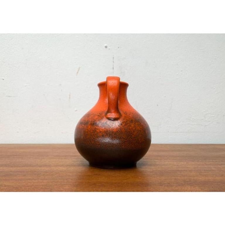Vaso di metà secolo in West German Pottery di Steuler, anni '60, in ottime condizioni. Disegnato dal 1960 al 1969 Questo pezzo ha un marchio di attribuzione, è completamente autentico per qualsiasi problema di autenticità derivante da un'errata