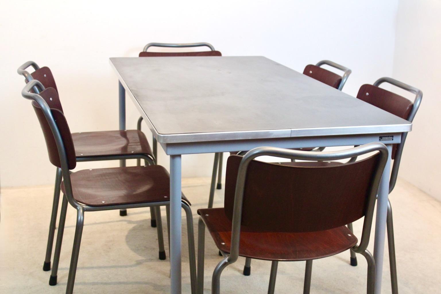 A quintessential example of Dutch functionalist design, this (marked) dining set by Gispen for Delft Technical University embodies the refined simplicity and durability characteristic of postwar modernism.
The set includes a rectangular table with a