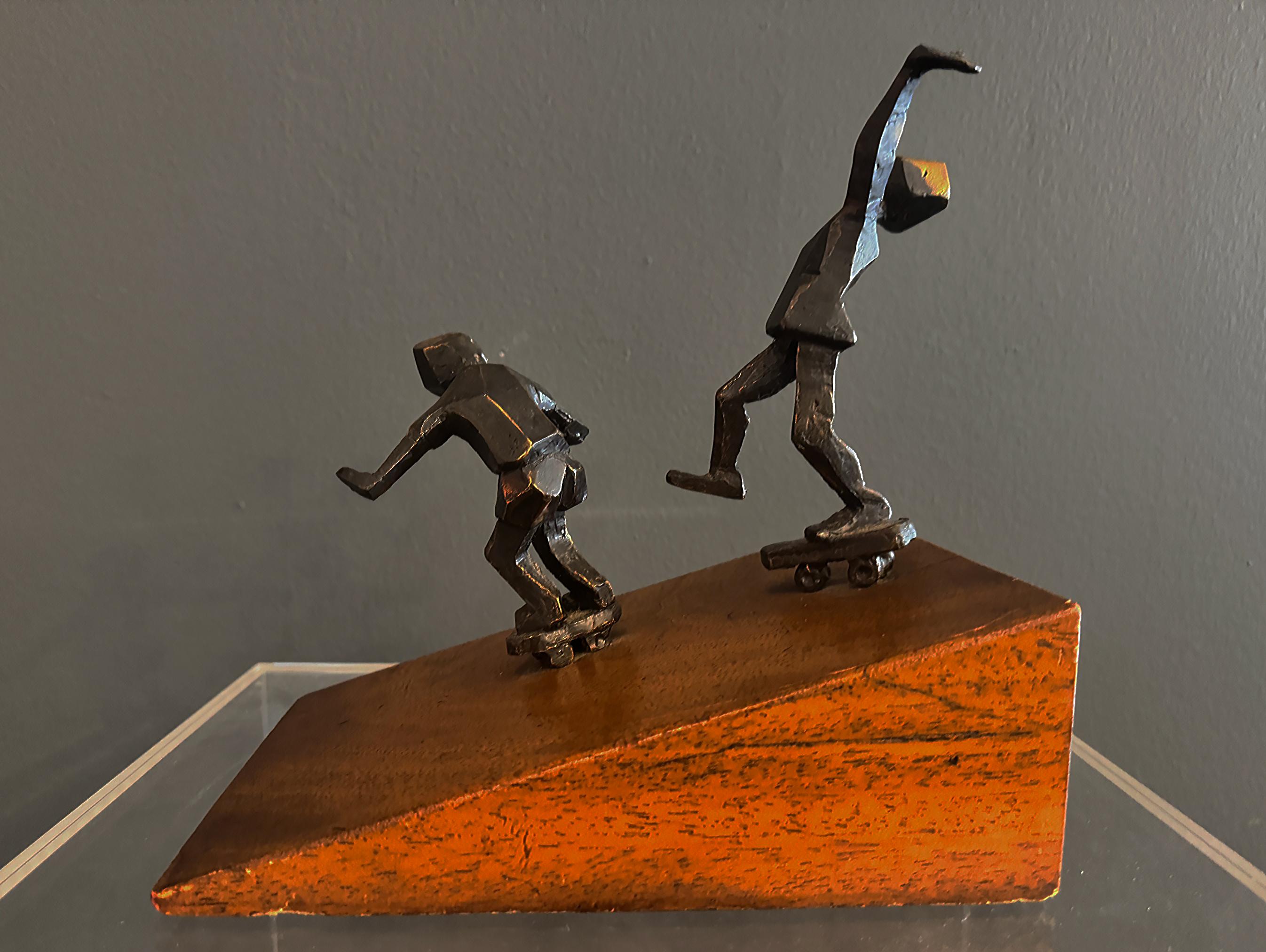 Escultura caprichosa de mediados de siglo en monopatín inclinado, figurativa en metal, madera en venta 3
