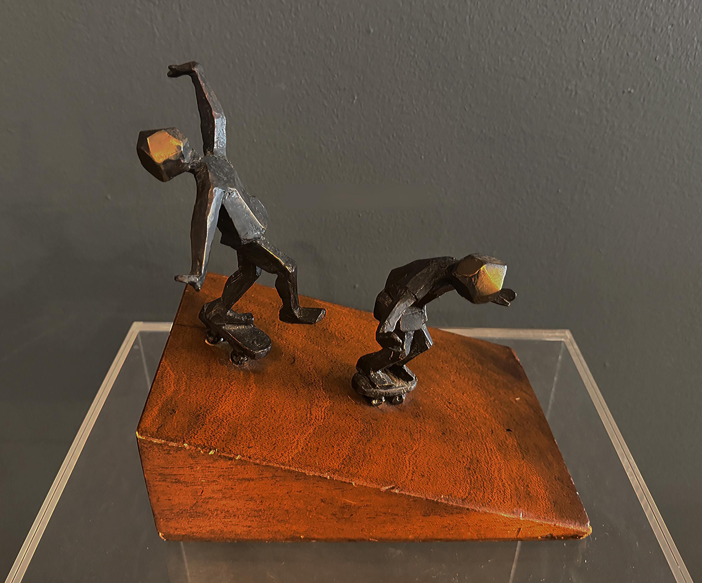 Escultura caprichosa de mediados de siglo en monopatín inclinado, figurativa en metal, madera

Se ofrece a la venta una escultura caprichosa vintage de mediados de siglo hecha de madera y metal (¿bronce?) que representa a dos jóvenes bajando por una