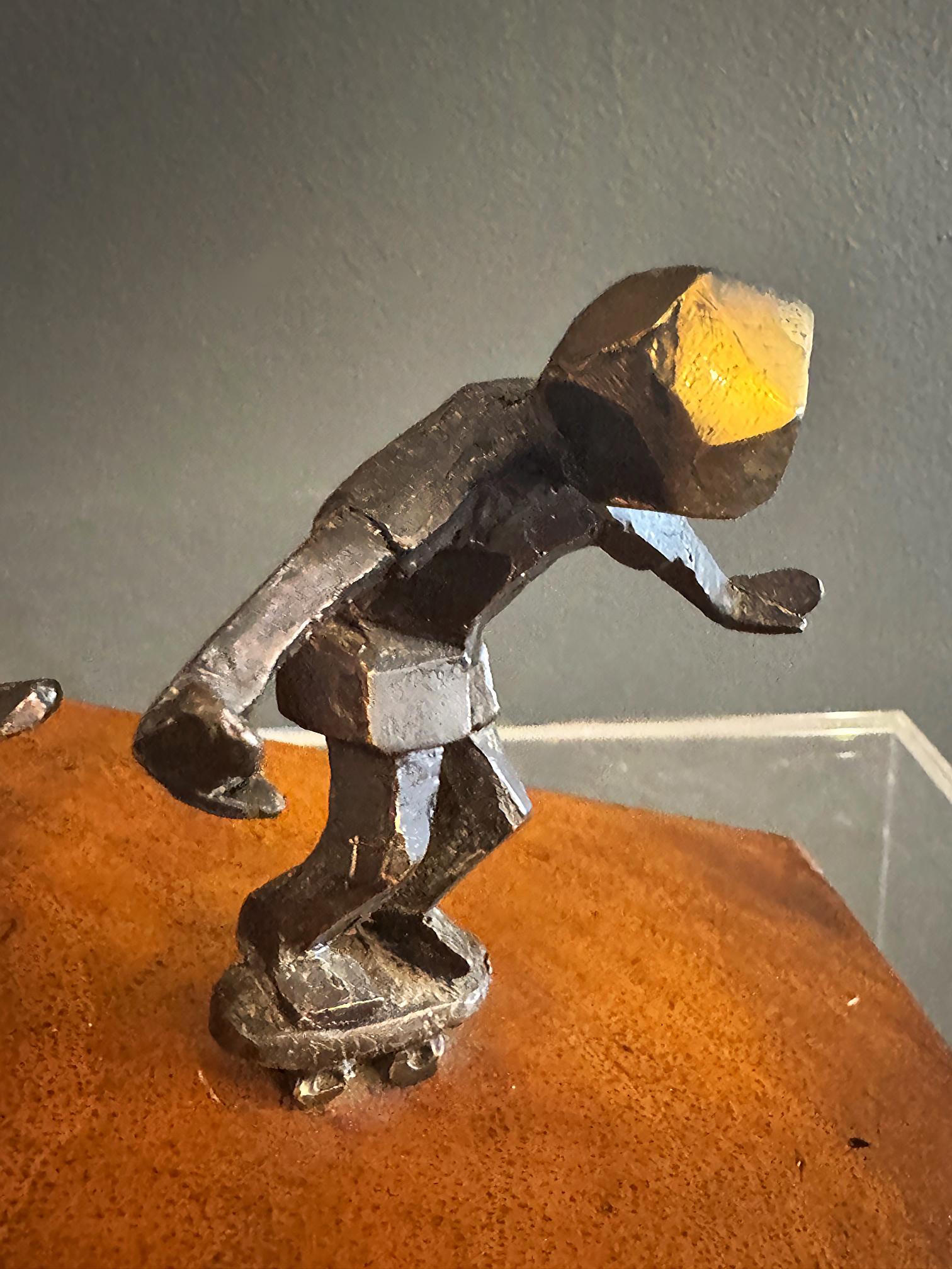 Escultura caprichosa de mediados de siglo en monopatín inclinado, figurativa en metal, madera Estadounidense en venta