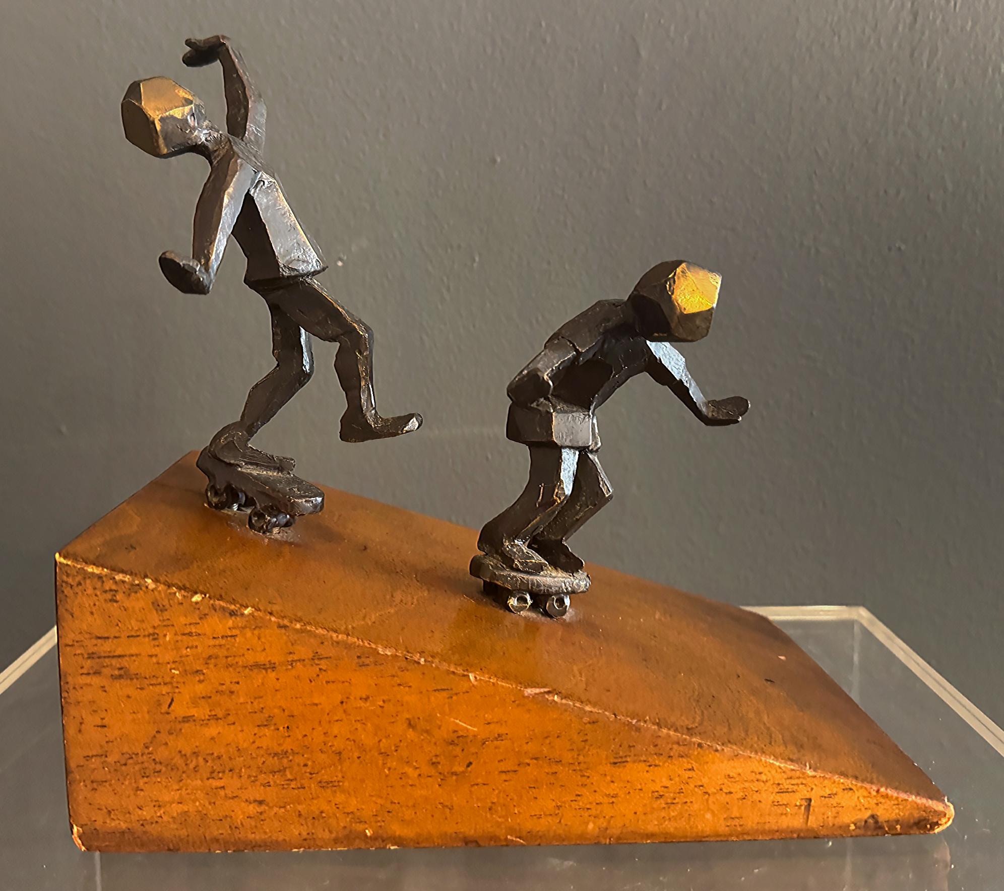 Escultura caprichosa de mediados de siglo en monopatín inclinado, figurativa en metal, madera siglo XX en venta