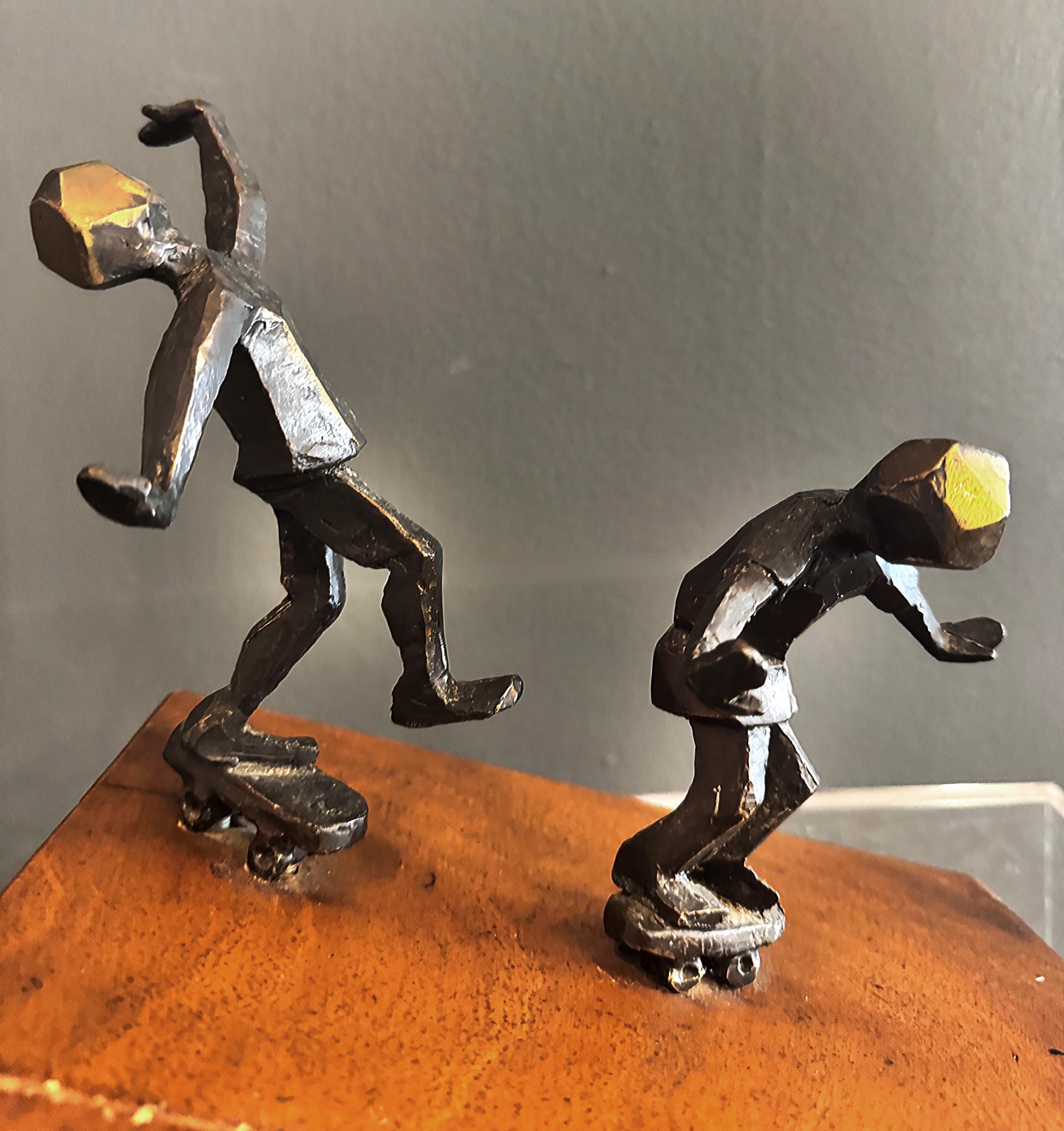 Escultura caprichosa de mediados de siglo en monopatín inclinado, figurativa en metal, madera Metal en venta
