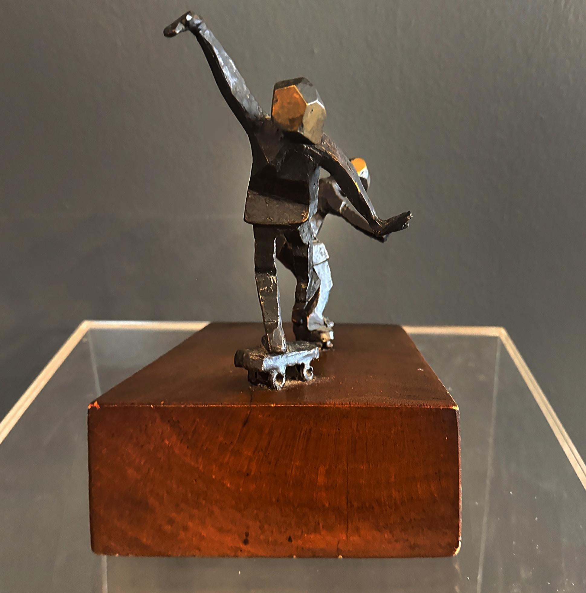 Escultura caprichosa de mediados de siglo en monopatín inclinado, figurativa en metal, madera en venta 1