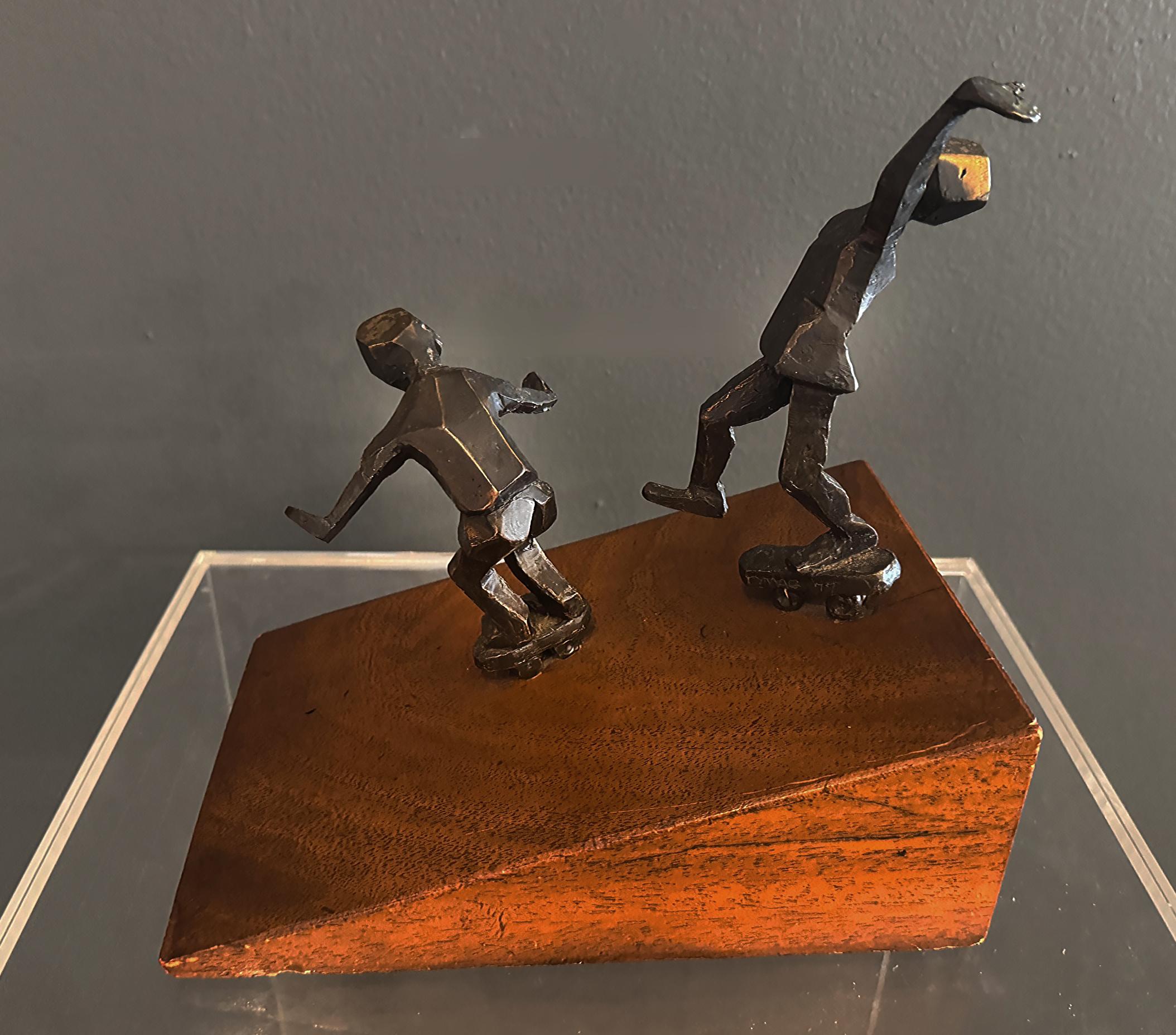 Escultura caprichosa de mediados de siglo en monopatín inclinado, figurativa en metal, madera en venta 2