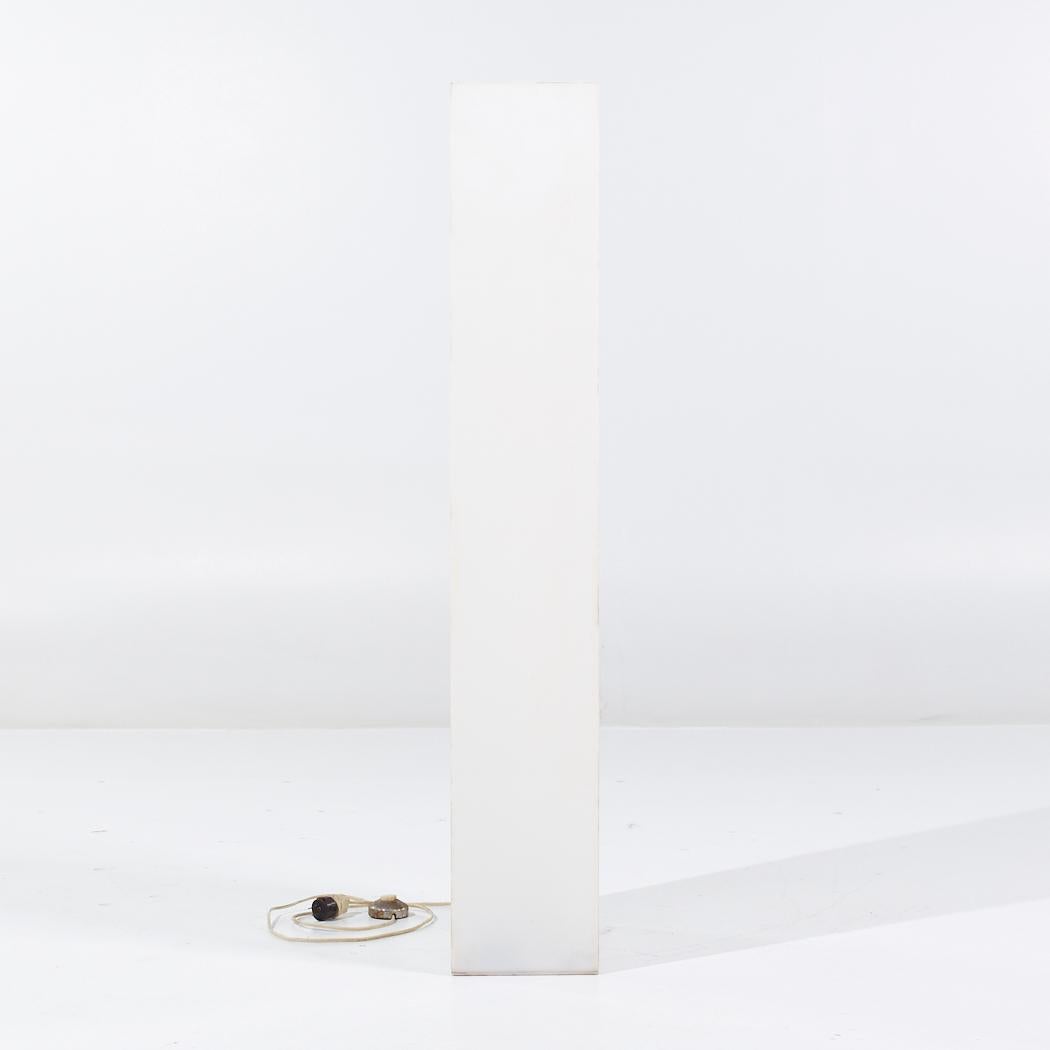 Lampadaire en acrylique blanc du milieu du siècle

Ce lampadaire mesure : 8 de large x 13.75 de profond x 47.5 de haut

Tous les meubles peuvent être achetés dans ce que nous appelons un état vintage restauré. Cela signifie que la pièce est