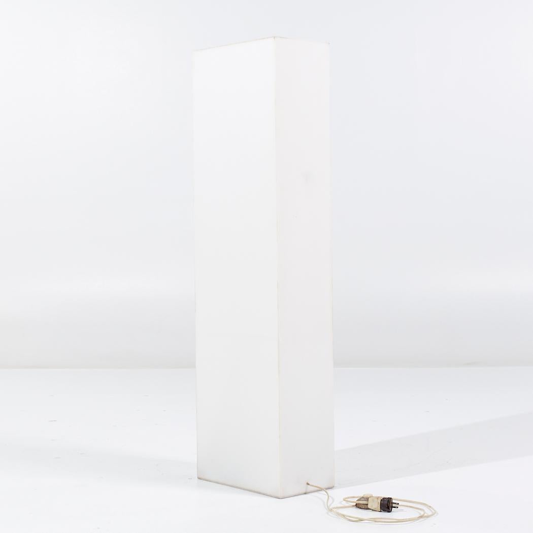 Lampadaire en acrylique blanc du milieu du siècle Bon état - En vente à Countryside, IL