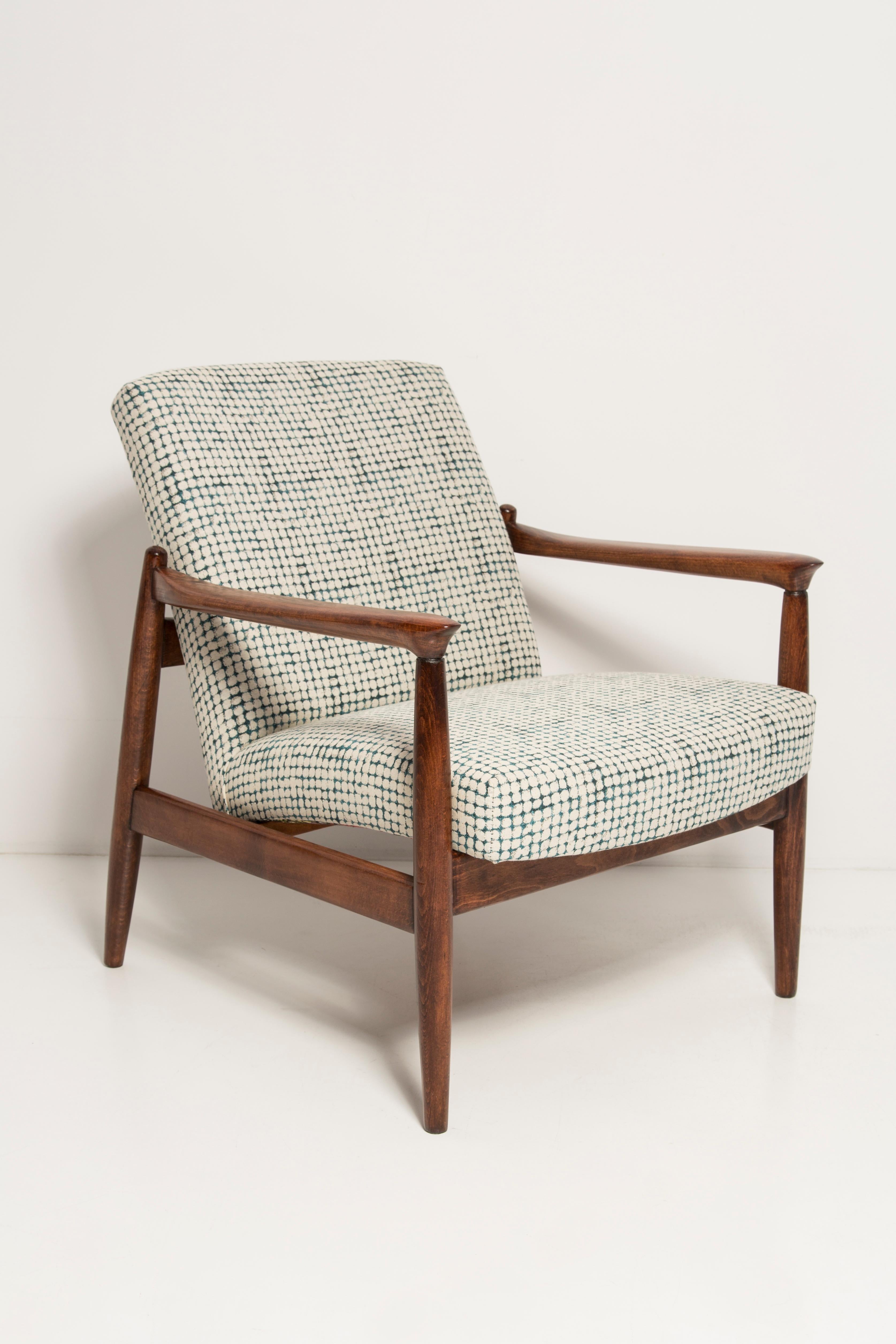 Precioso sillón y taburete para los pies, diseñados por Edmund Homa. El sillón se fabricó en los años sesenta en la Fábrica de Muebles Gosciecinska con madera maciza de haya. El sillón tipo GFM se considera uno de los mejores diseños de sillones
