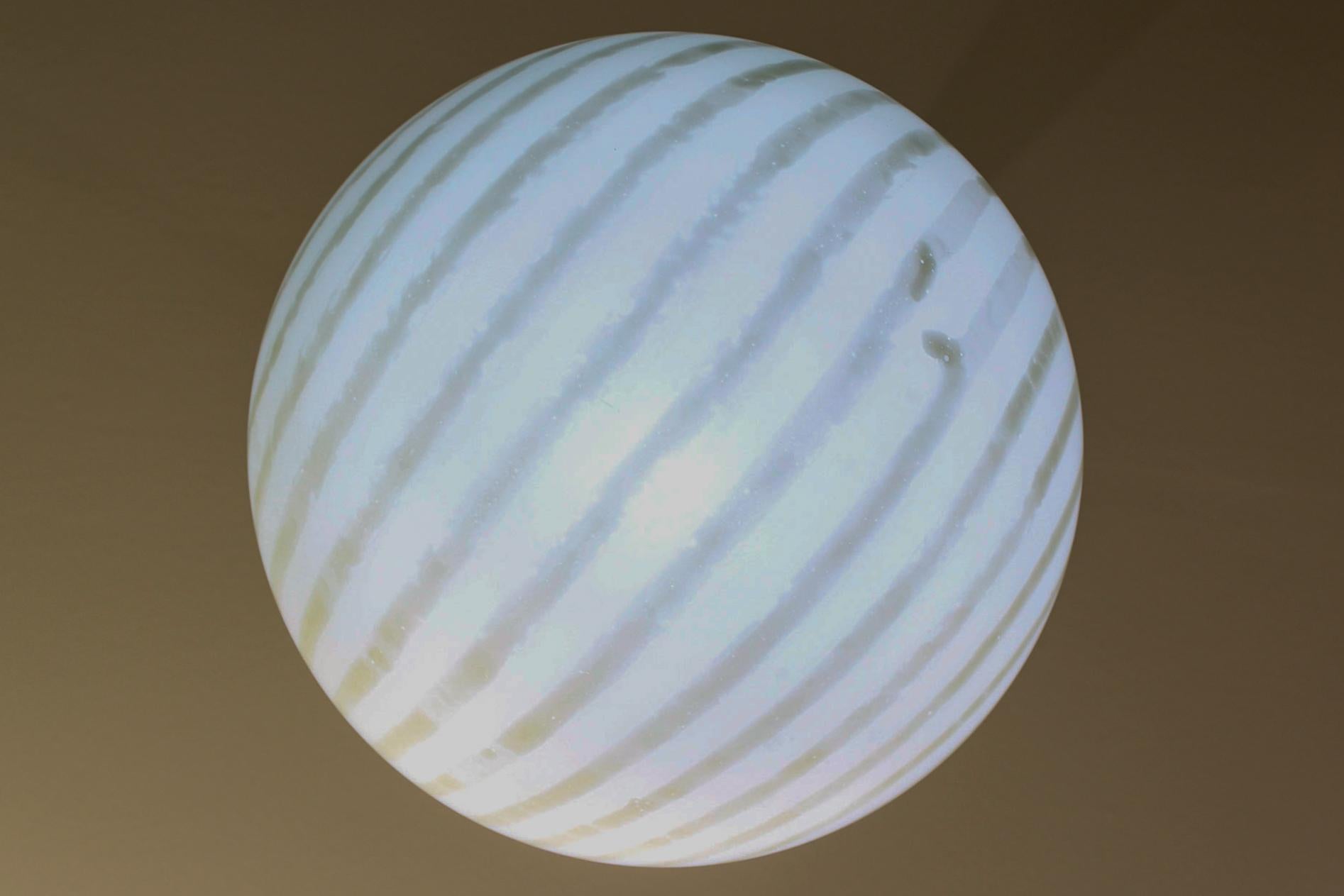 Lámpara Colgante Globo de Cristal Blanco y Color Crema de Mediados de Siglo by Peill & Putzler en venta 3